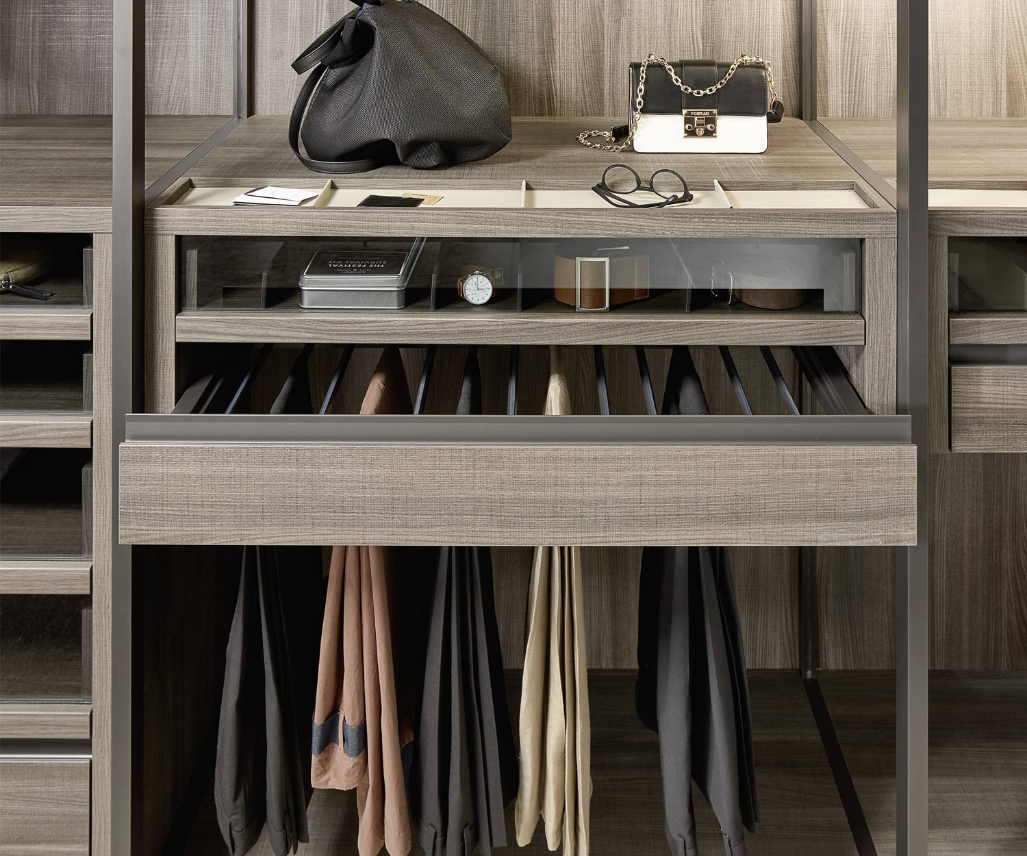 Livitalia Le système de dressing Bellavista en détail Tiroirs de haute qualité Livitalia Le système de dressing Bellavista en détail Tiroirs de haute qualité