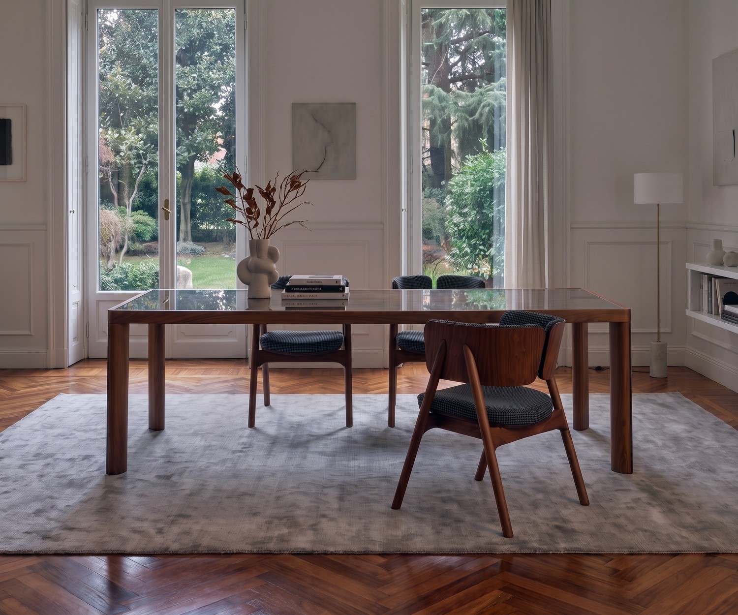 Table à manger design al2 ka-bera 001 b en bois dans une salle à manger moderne avec buffet et grand tapis.