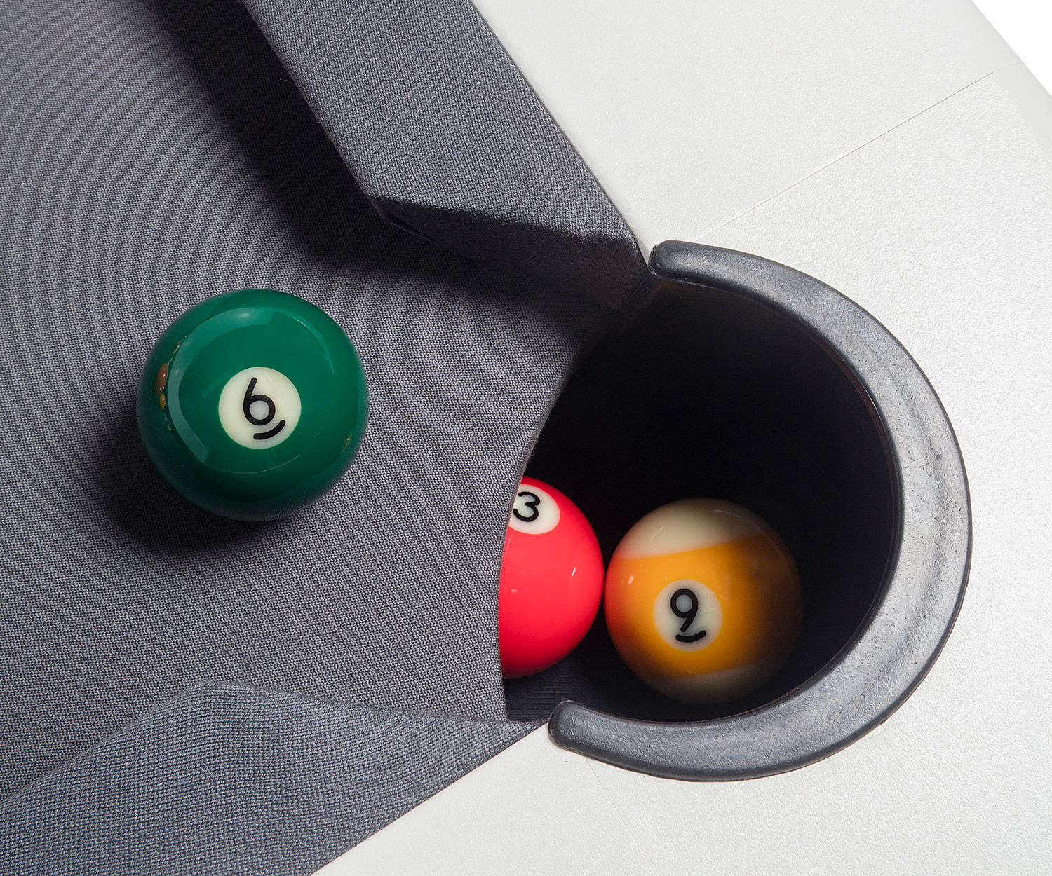 Revêtement en tissu gris de la table de billard RS Barcelona Diagonal en détail la poche d'angle  Revêtement en tissu gris de la table de billard RS Barcelona Diagonal en détail la poche d'angle