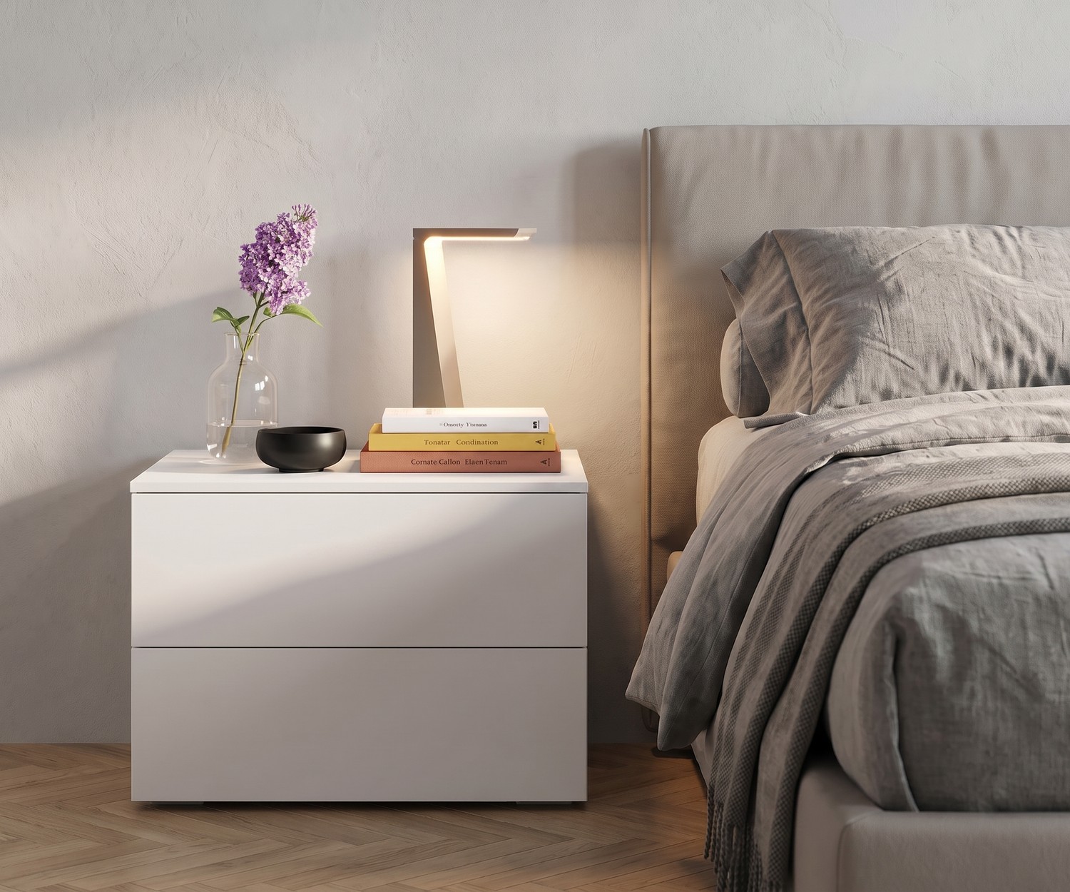 Table de chevet design blanc Livitalia Atena Table de chevet Livitalia Atena avec tiroirs pour la chambre, table de nuit blanche moderne à côté d'un lit beige