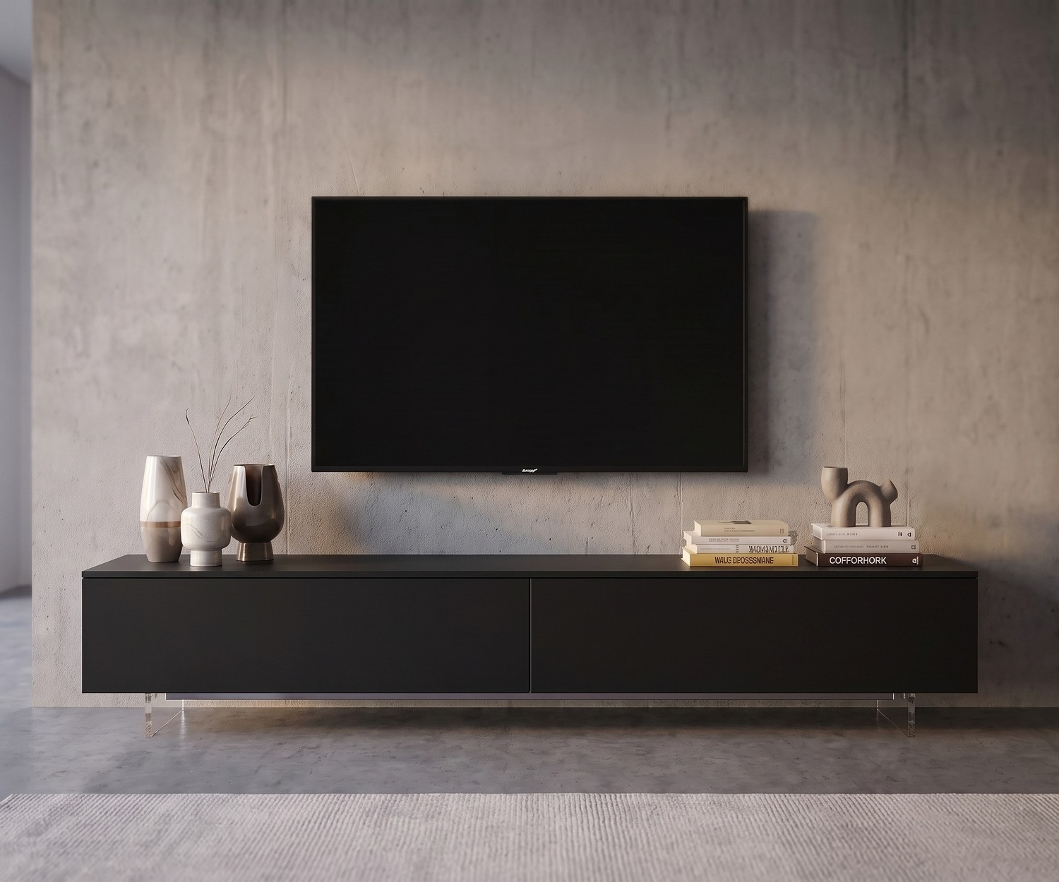 Socle TV transparent Livitalia sous un meuble bas gris pour un effet suspendu dans un salon moderne avec mur en béton.