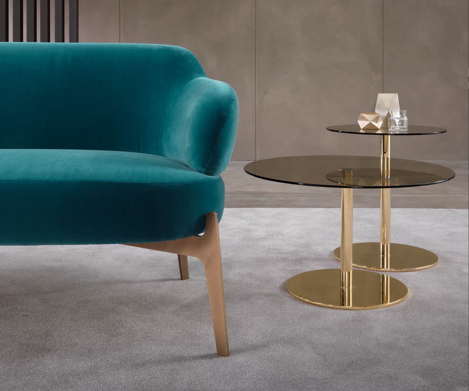 Moderne Marelli Table d'appoint design Break laiton Piètement verre Top Moderne Marelli Table d'appoint design Break laiton Piètement verre Top