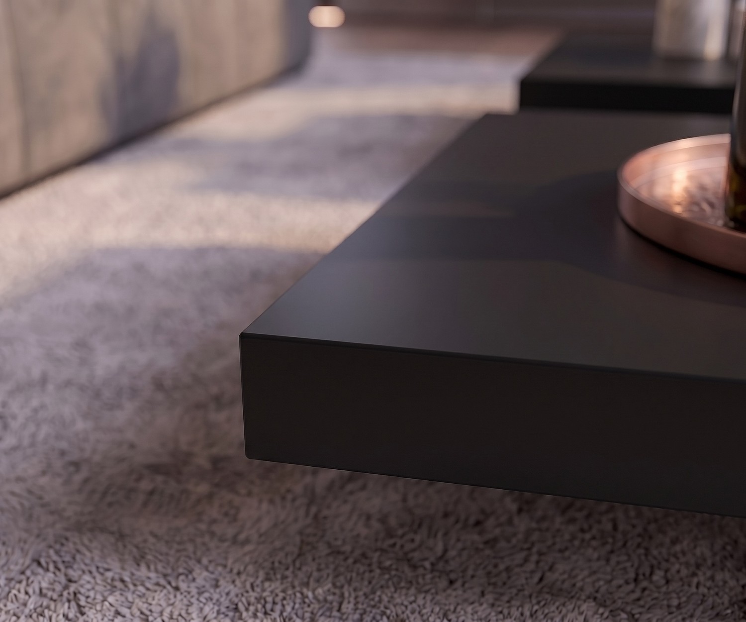 Table basse Livitalia Low noir mat Table basse Livitalia Low pour salon, design noir mat suspendu sur un tapis clair et moelleux.