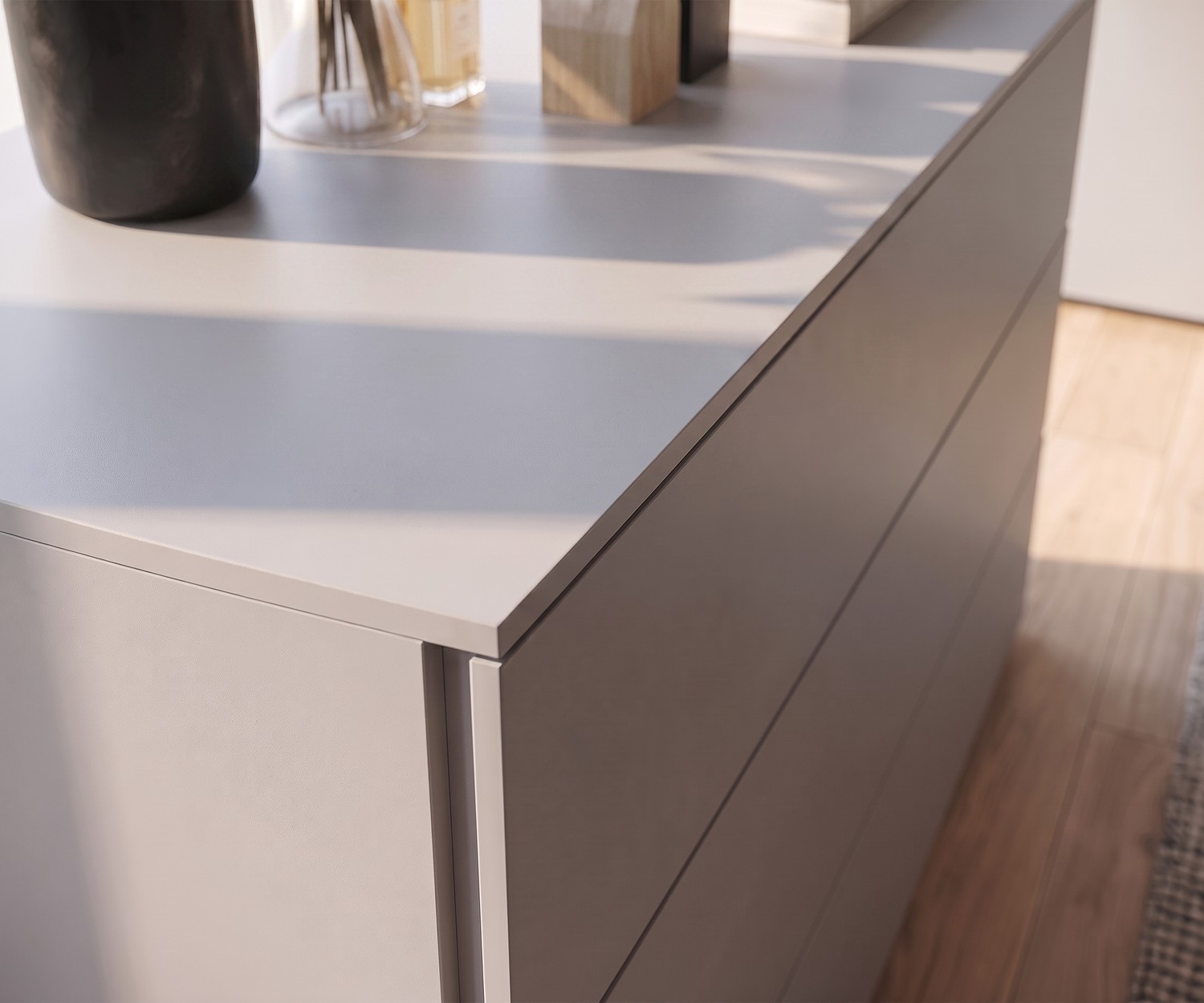 Commode de chambre Atena par Livitalia, design moderne sans poignée en gris clair mat.