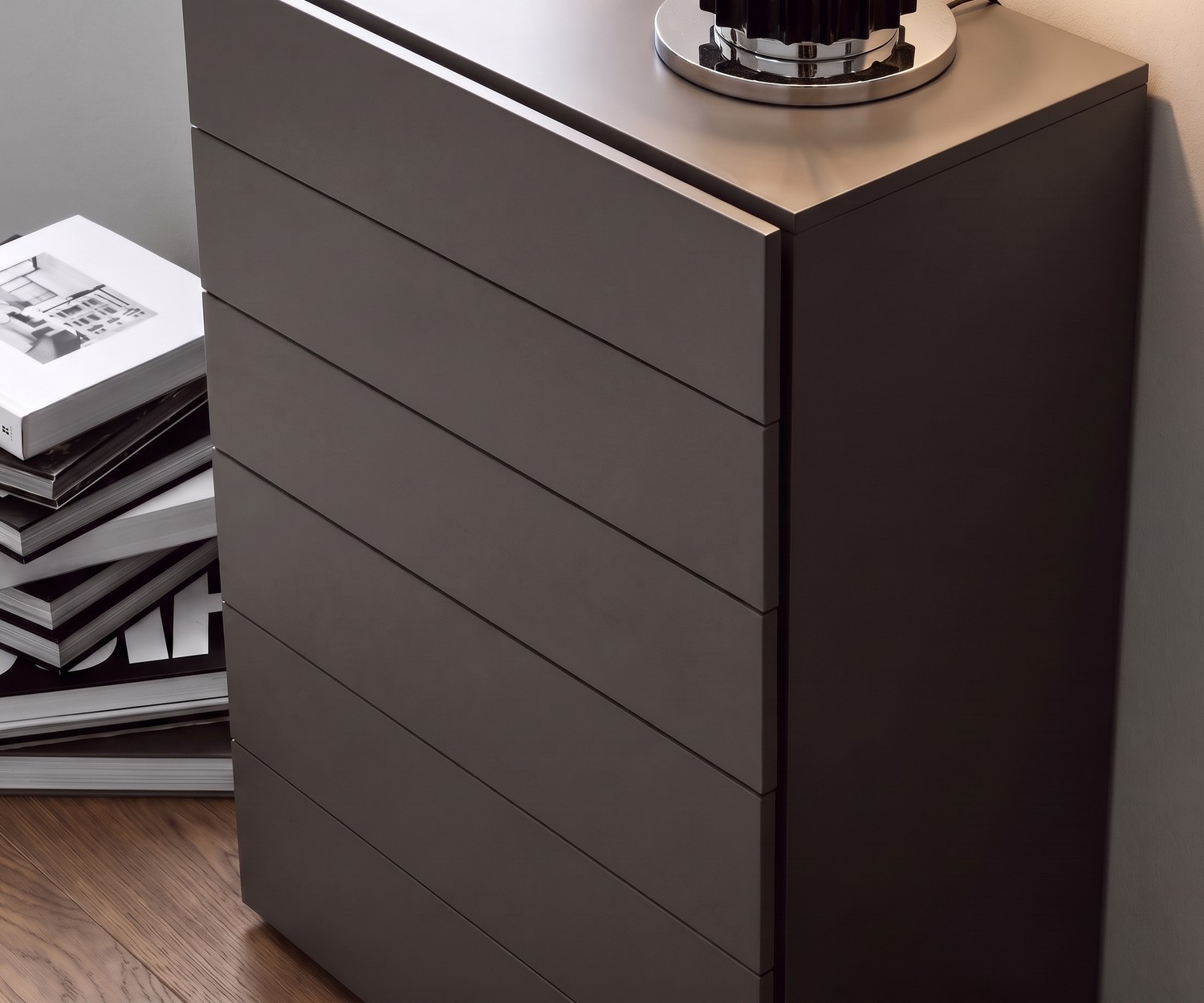 Commode haute Easy Novamobili à 6 tiroirs Commode haute Easy de Novamobili pour chambre en gris foncé, chiffonnier design moderne à 6 tiroirs sans poignée.