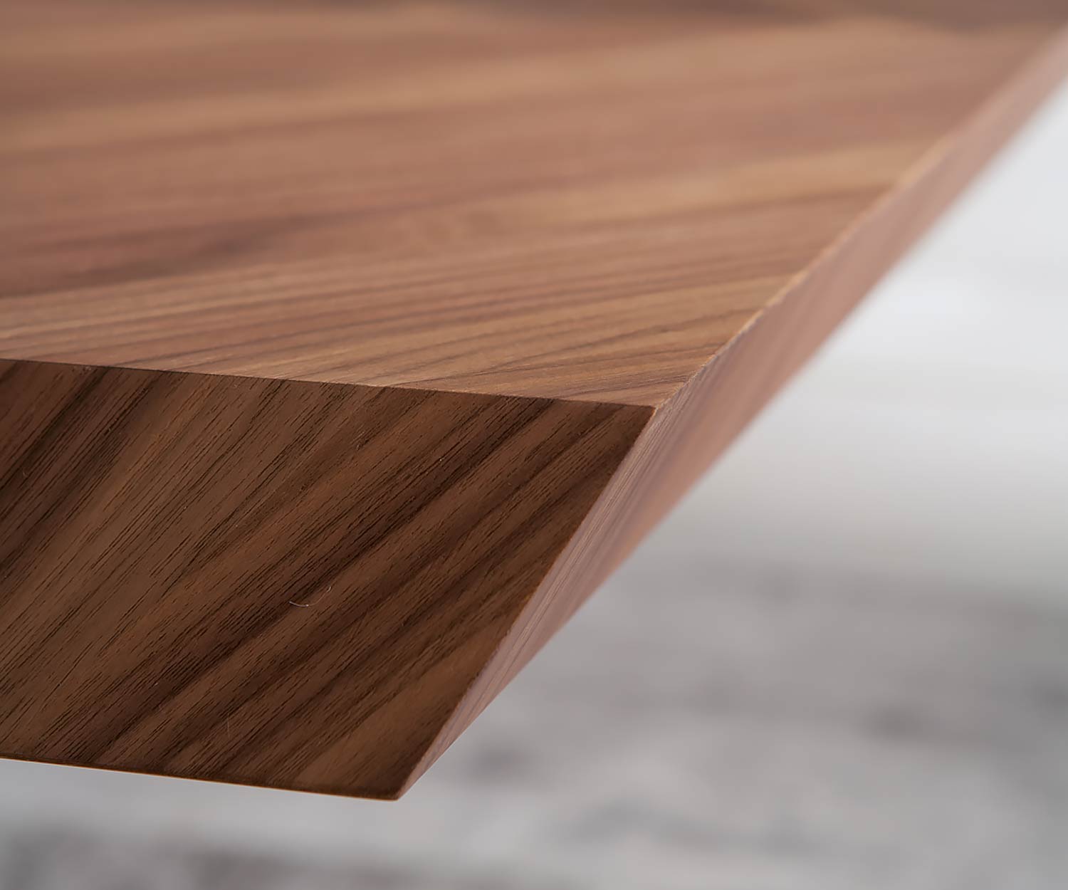 Table de salle à manger design haut de gamme en détail avec bord biseauté Table de salle à manger design haut de gamme en détail avec bord biseauté