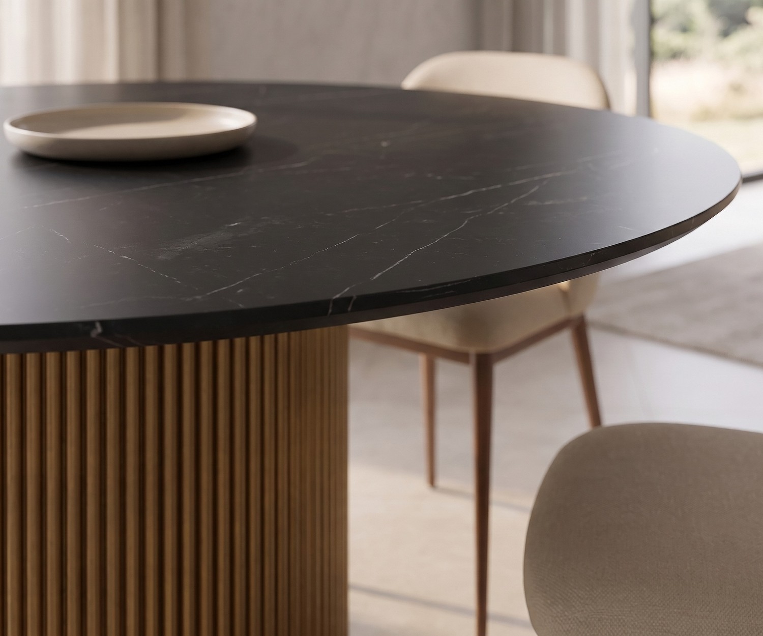 Table à manger ronde al2 dakry br 001 avec plateau en céramique noire effet marbre et pied central en bois cannelé
