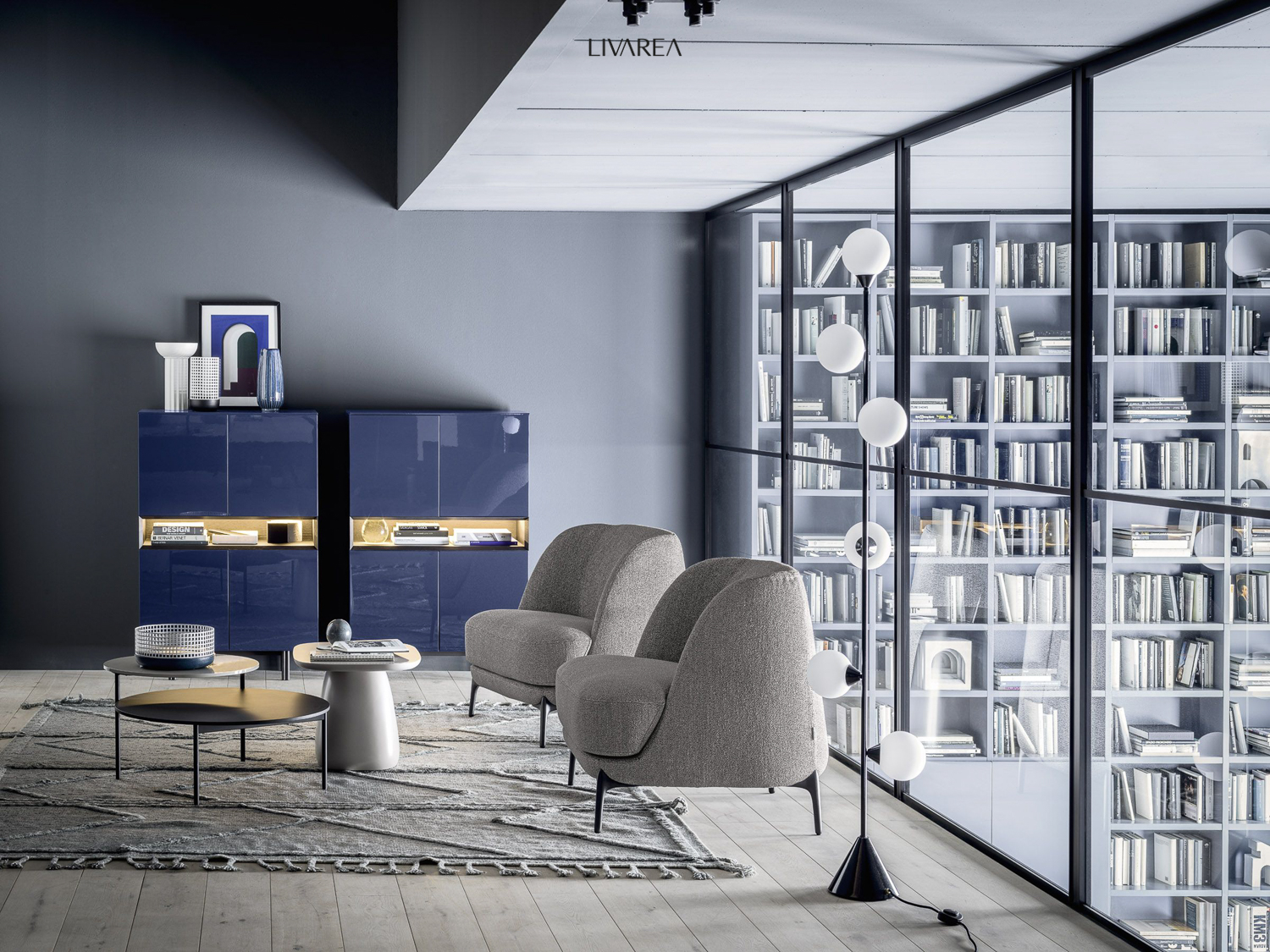 Coin salon confortable avec ensemble de fauteuils et buffets hauts Coin salon confortable avec ensemble de fauteuils et buffets hauts