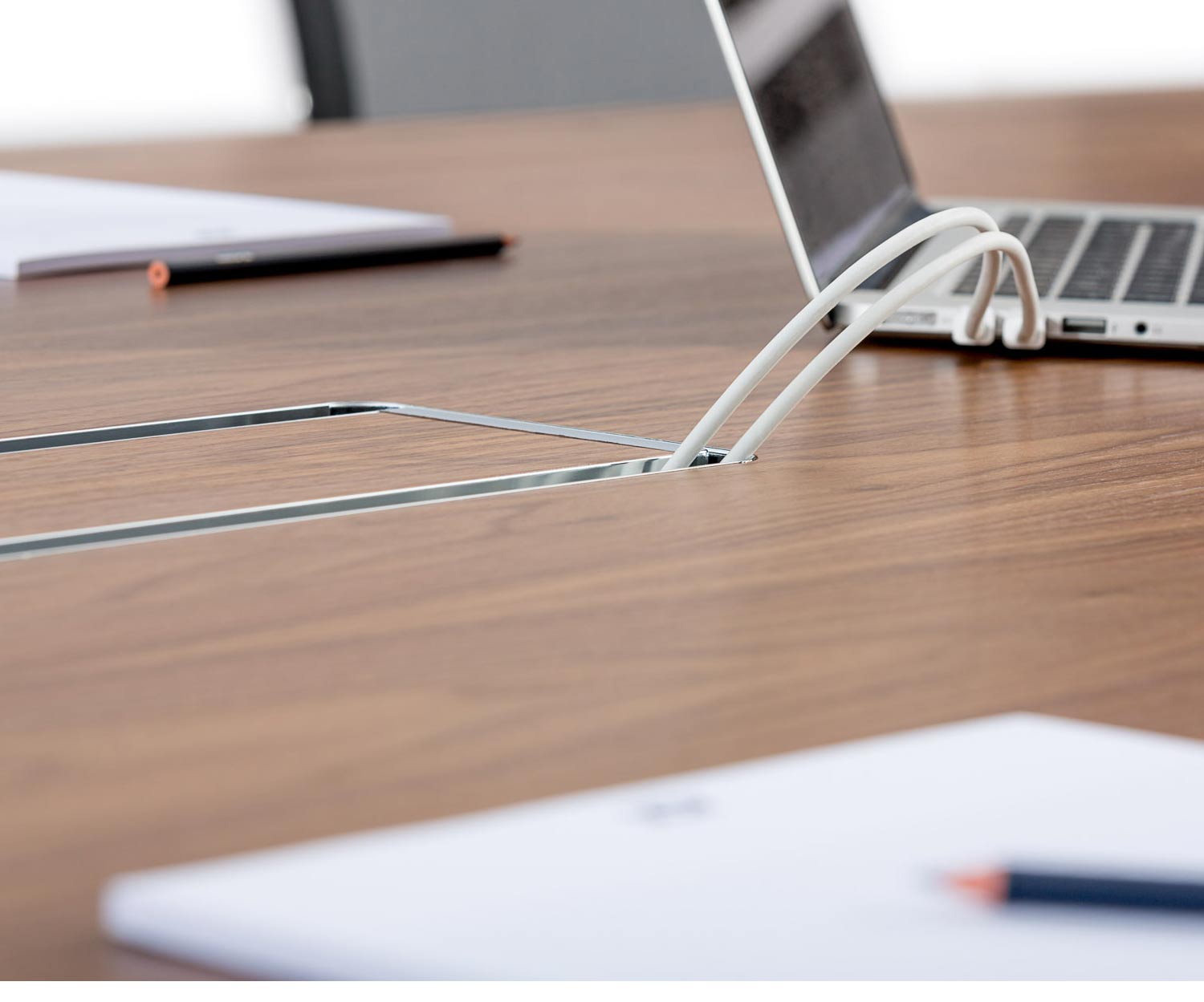 ICF P80 Manager de haute qualité Passage des câbles par la table ICF P80 Manager de haute qualité Passage des câbles par la table