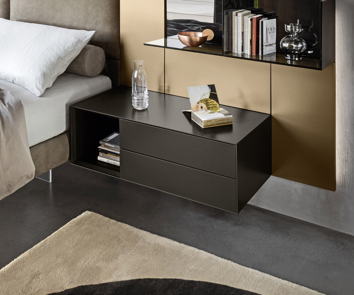 Table de nuit murale Livitalia Ecletto Open au lit dans la chambre à coucher Table de nuit murale Livitalia Ecletto Open au lit dans la chambre à coucher