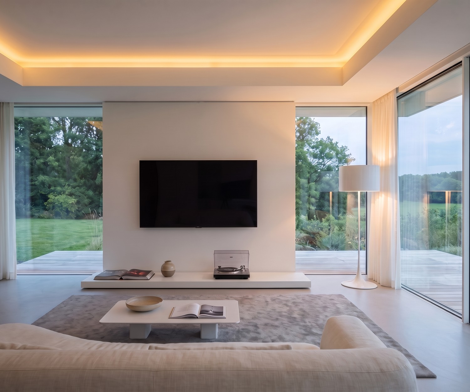 Socle TV bas Livitalia Easy blanc Banc socle TV Livitalia Easy blanc utilisé comme podium bas dans un salon moderne et lumineux.