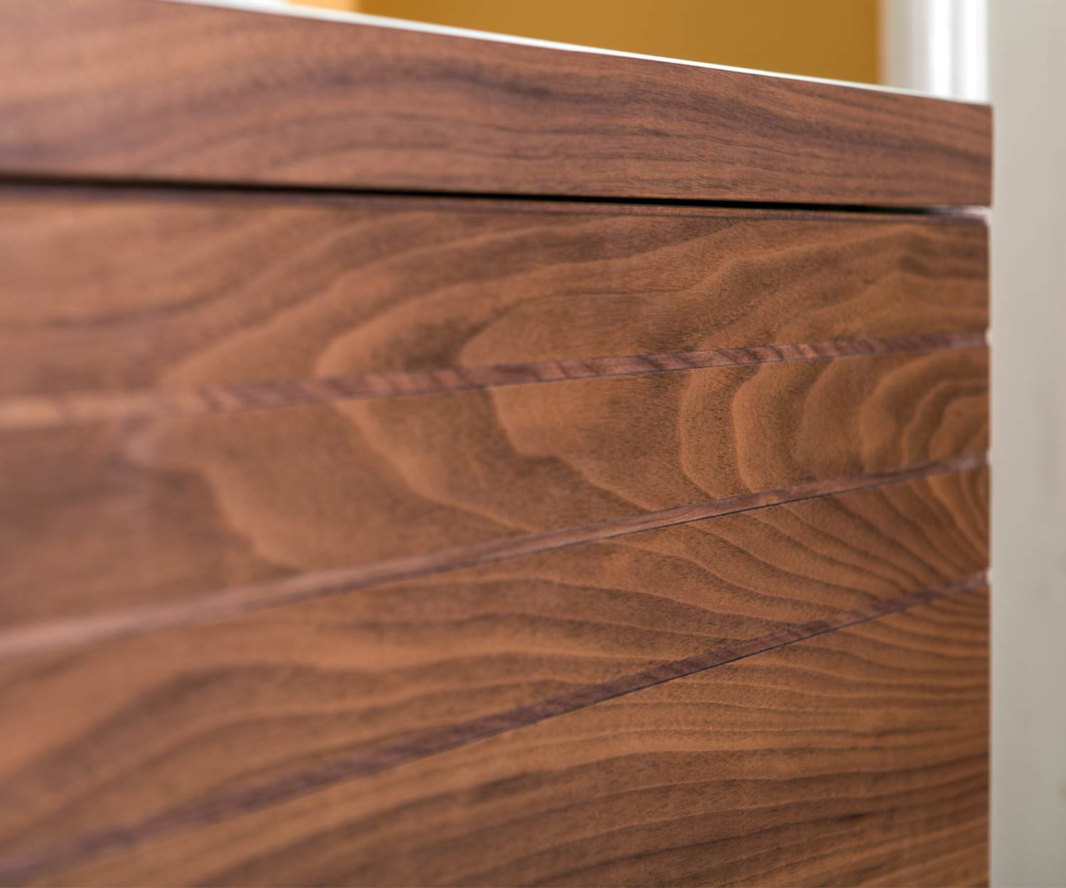 Moderne al2 o rizon Design Sideboard Détail noyer Vue de face moulures massives noyer Moderne al2 o rizon Design Sideboard Détail noyer Vue de face moulures massives noyer