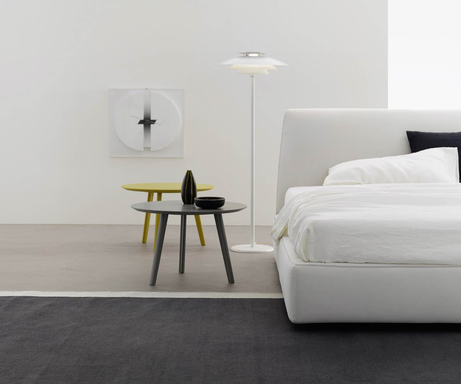 Livitalia Table d'appoint design Trio à côté d'un lit dans la chambre à coucher