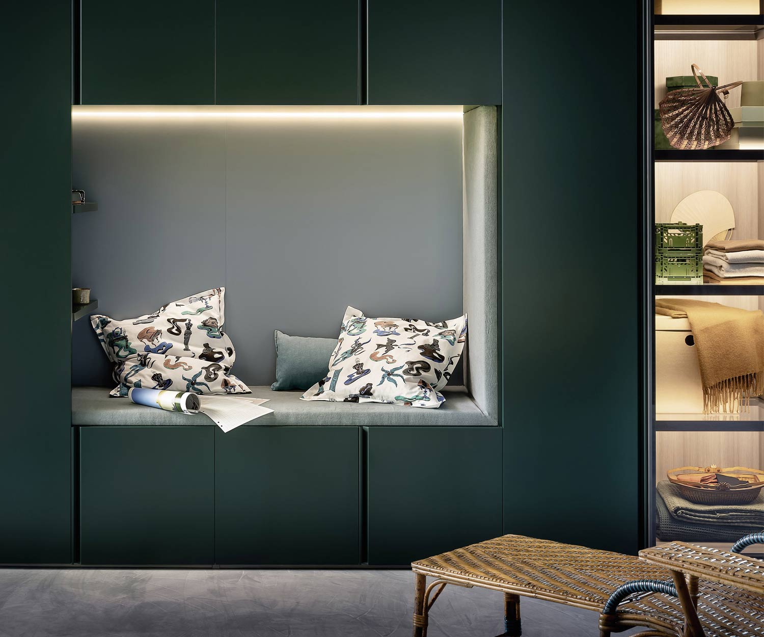 Niche rembourrée de haute qualité dans le design de l'armoire Gola Niche rembourrée de haute qualité dans le design de l'armoire Gola