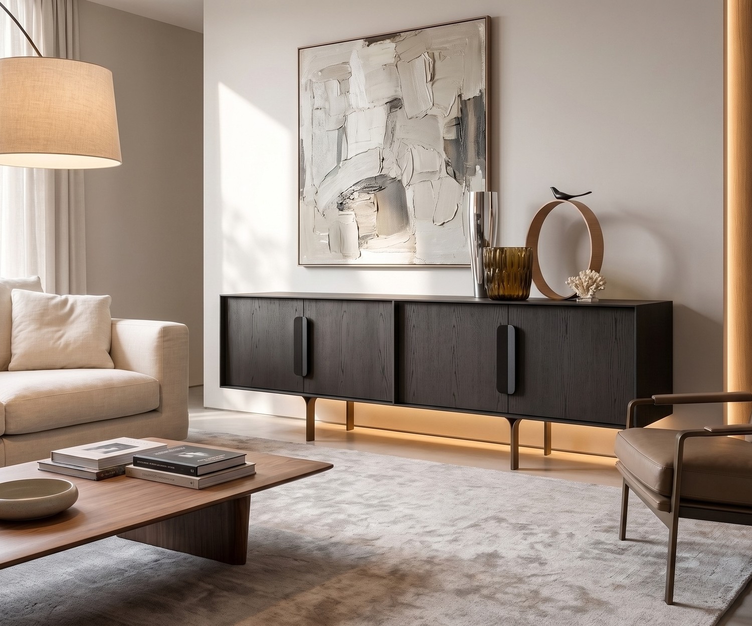 Buffet design al2 Mobius 003 en placage chêne foncé dans un salon minimaliste sous un grand miroir rond mural.