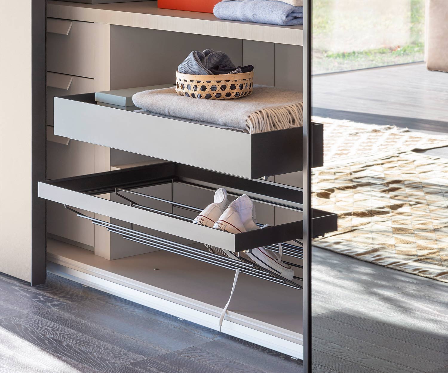 Novamobili Armoire Accessoires Rangement pour chaussures avec une paire de chaussures de sport Novamobili Armoire Accessoires Rangement pour chaussures avec une paire de chaussures de sport