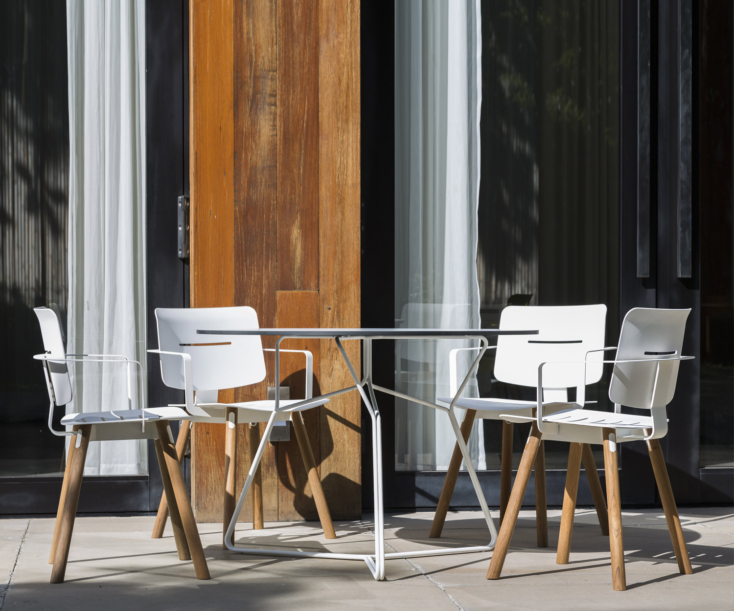 Chaise design exclusive Oasiq Coco Aluminium Teak avec assise en aluminium Chaise design exclusive Oasiq Coco Aluminium Teak avec assise en aluminium