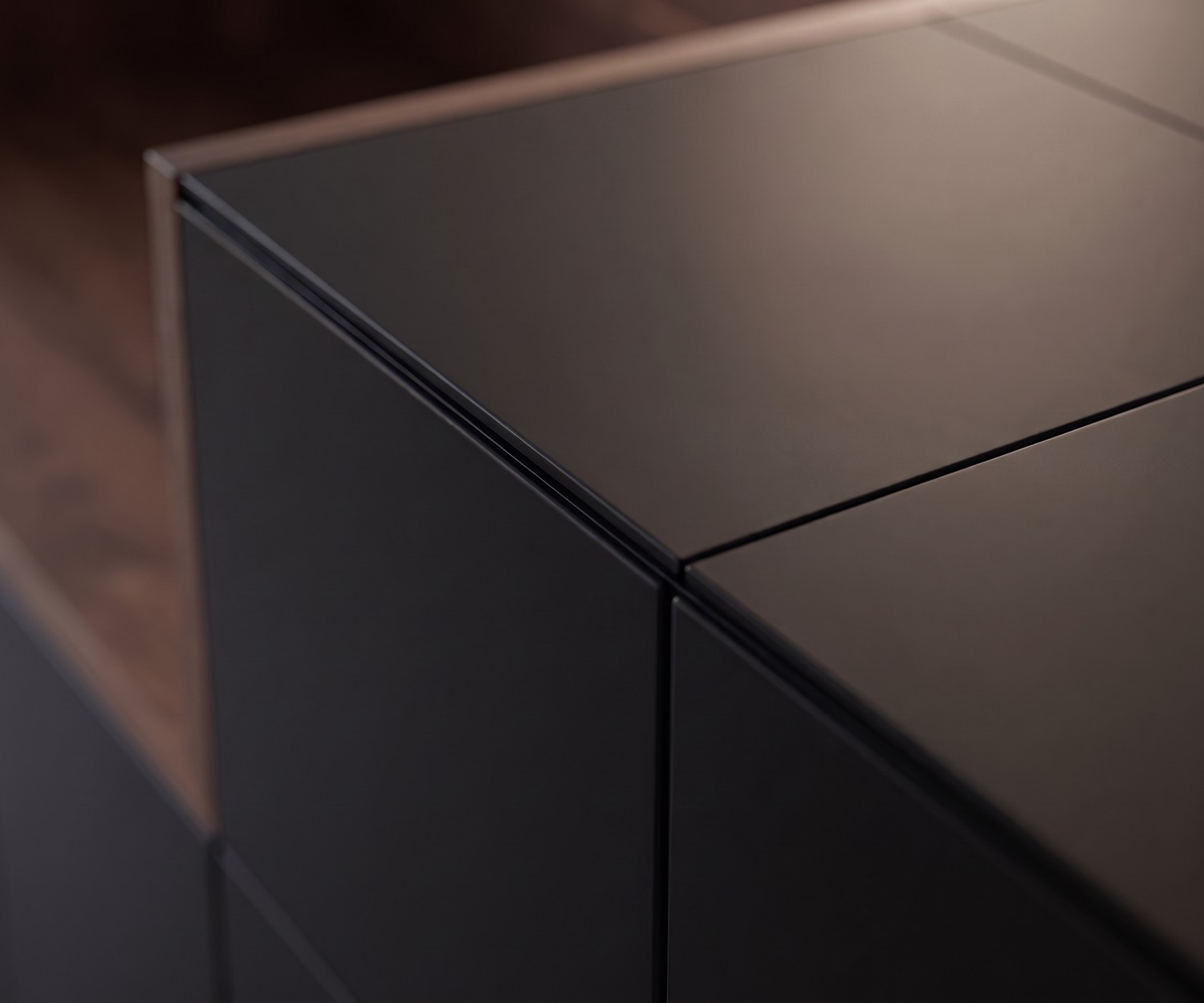 Buffet de salon al2 MOS-I-KO 003 A : gros plan sur la finition laquée mate gris foncé et les angles précis de style rétro.