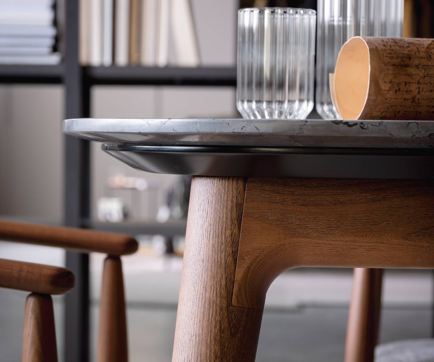 Détail du plateau de table Pieds de table en marbre de noix de Novamobilis Hanami Détail du plateau de table Pieds de table en marbre de noix de Novamobilis Hanami