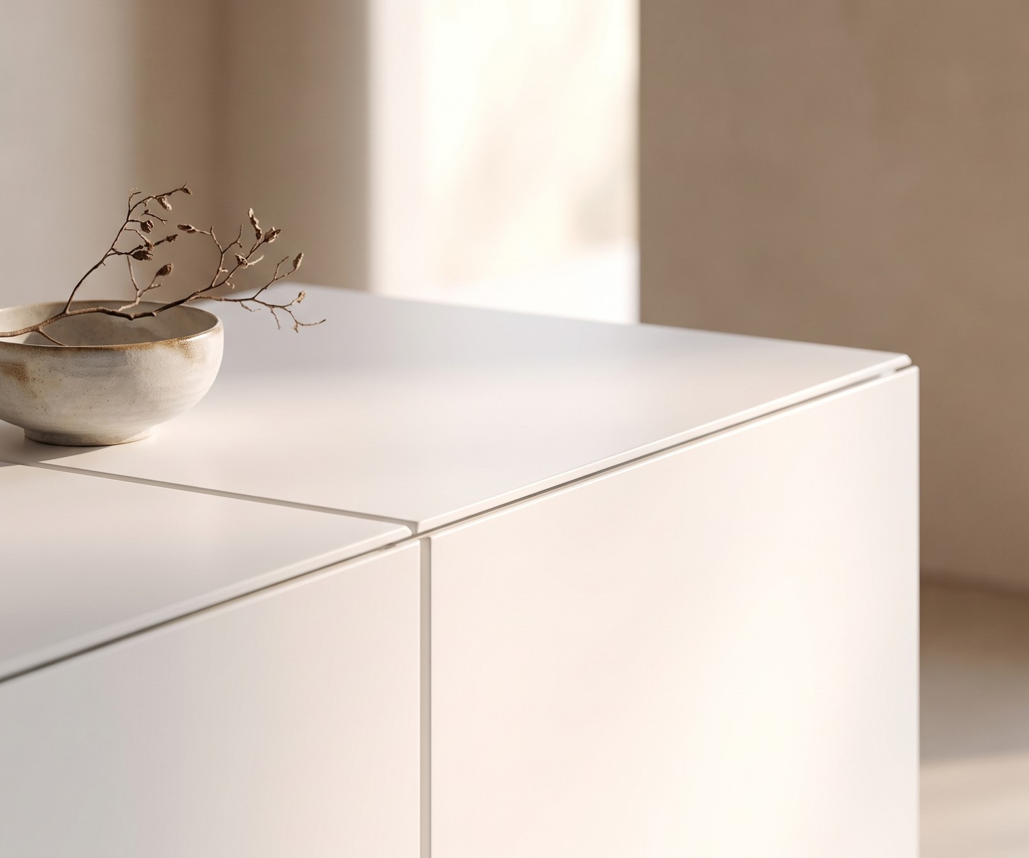 Buffet design blanc mat al2 MOS-I-KO 003 B Buffet design al2 MOS-I-KO 003 B blanc mat pour le salon, gros plan sur le plateau avec un bol en céramique décoratif.