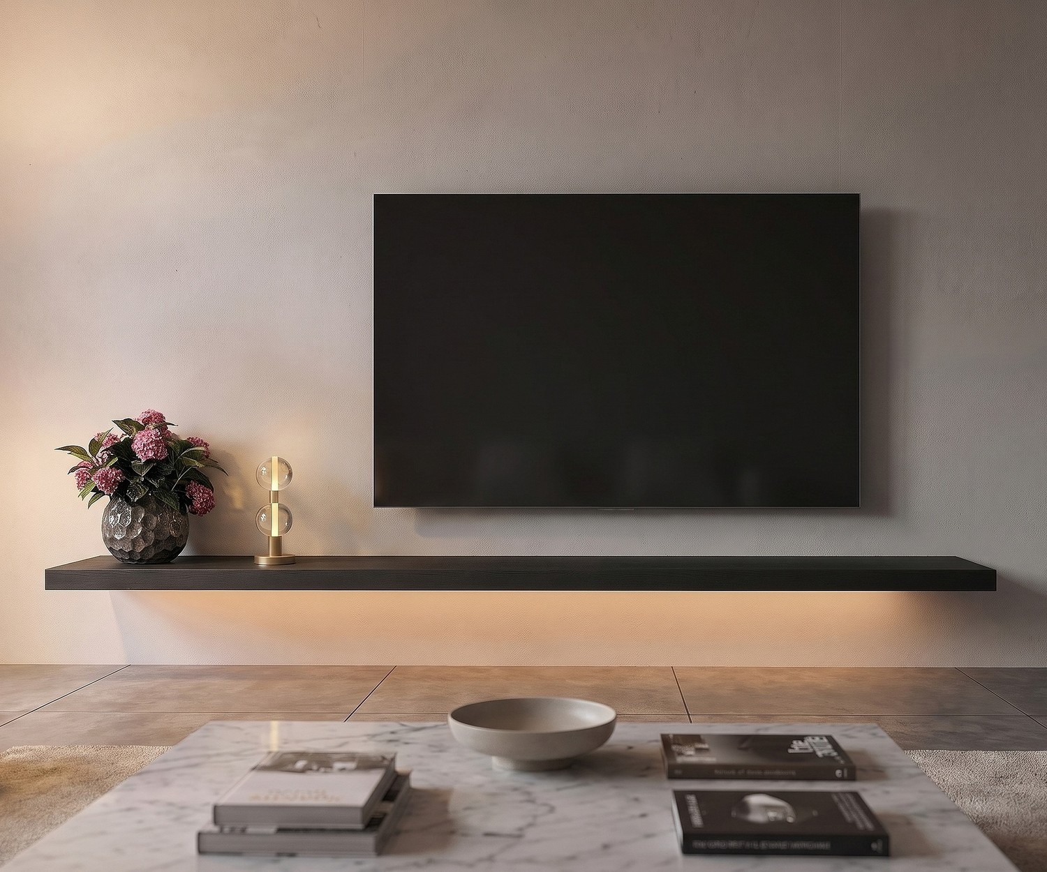 Étagère murale TV Livitalia noire suspendue sous le téléviseur dans un salon moderne avec éclairage LED.