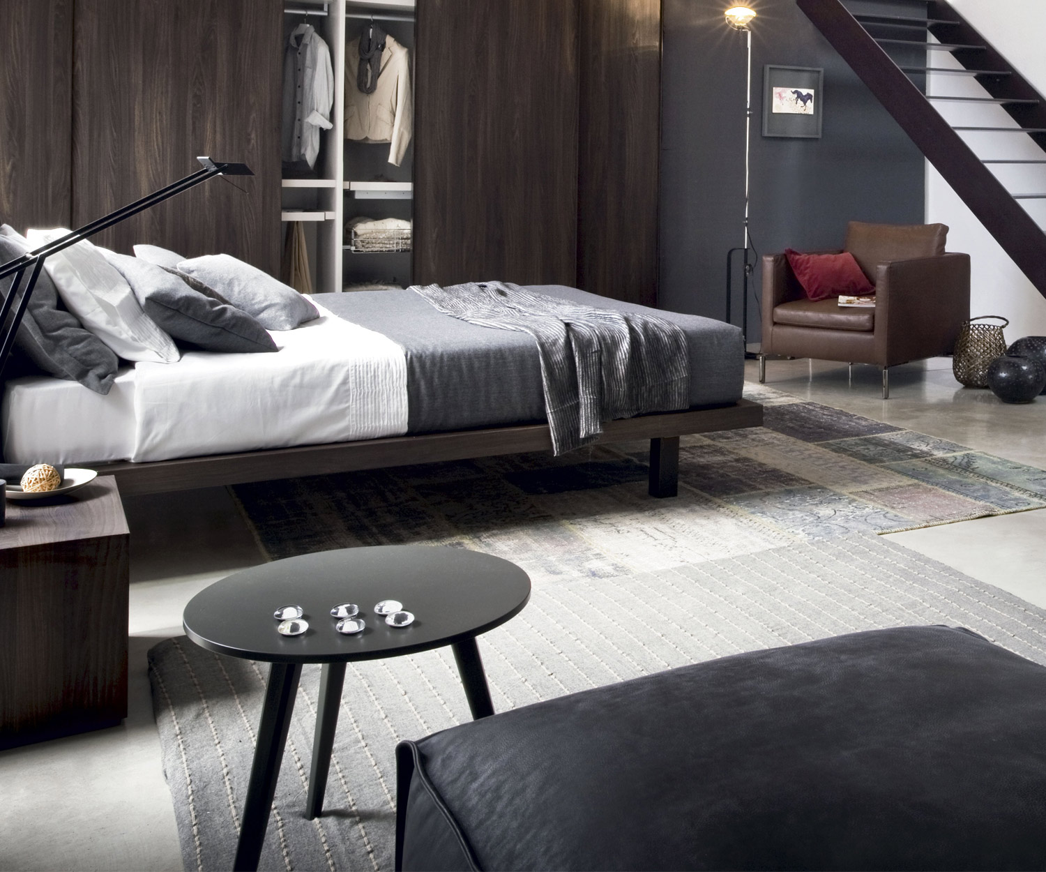 Novamobili Table d'appoint Trio dans la chambre à coucher comme possibilité de rangement Novamobili Table d'appoint Trio dans la chambre à coucher comme possibilité de rangement