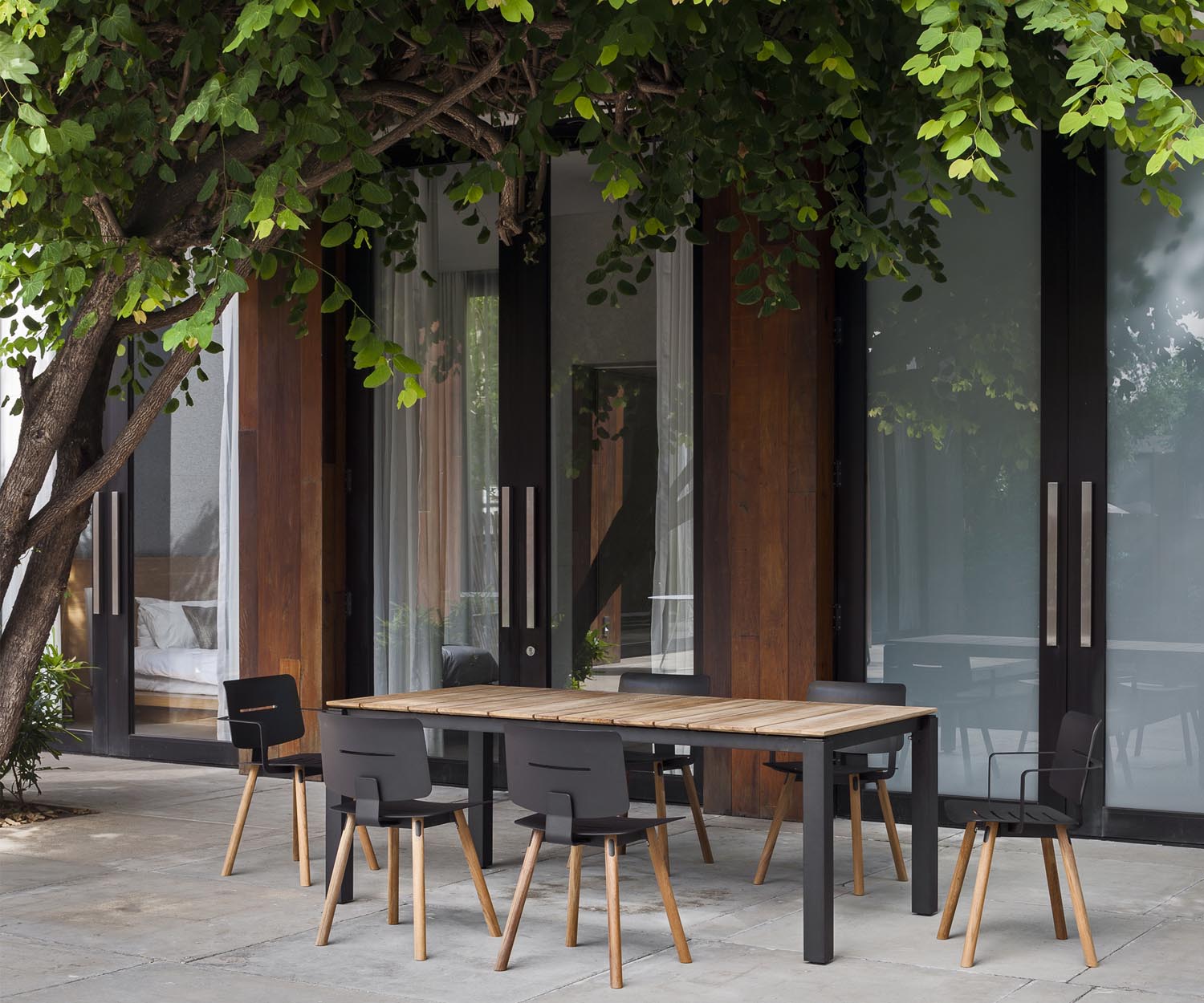 Oasiq Table de jardin design Machar avec plateau en teck et chaises design Coco  Oasiq Table de jardin design Machar avec plateau en teck et chaises design Coco