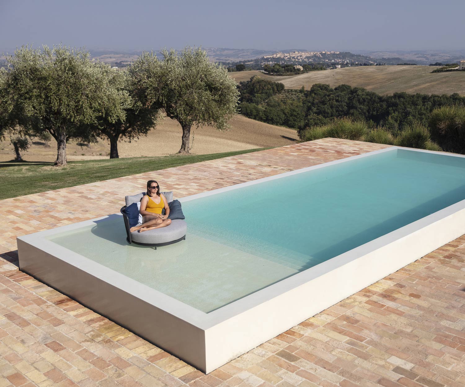 Baza Round Design Lounge de haute qualité de Todus dans la piscine sur un châssis résistant à l'eau