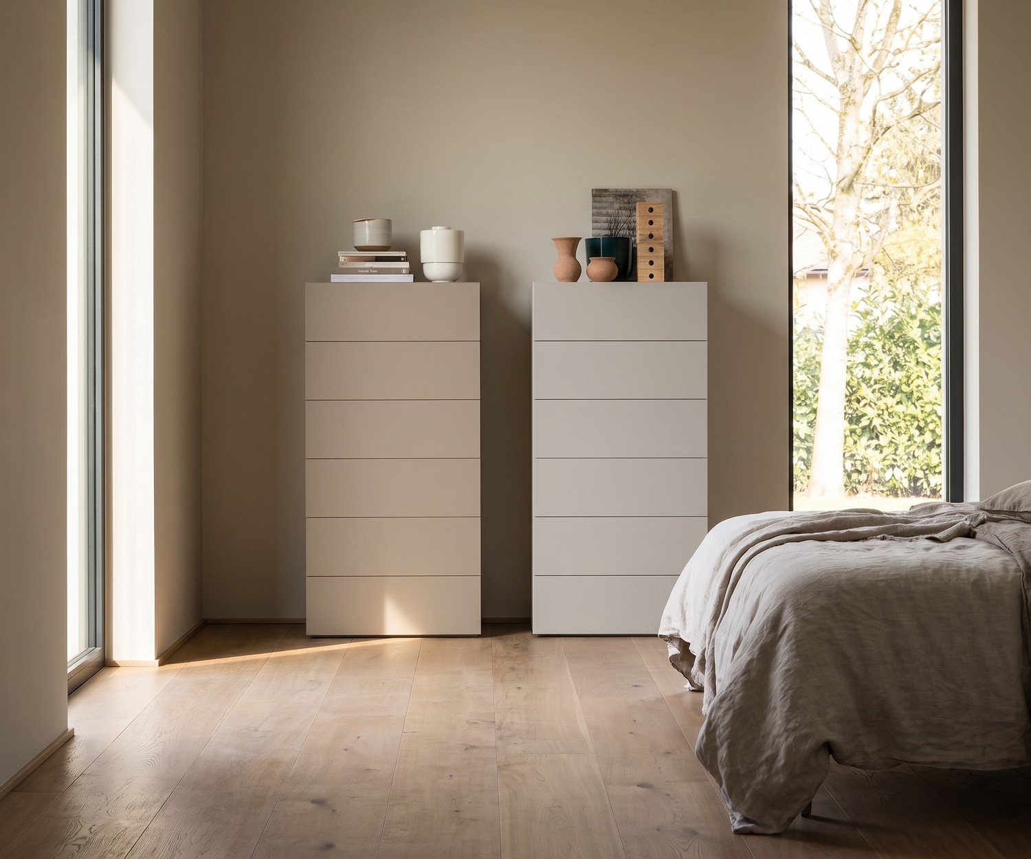 Chiffonnier blanc Easy à 6 tiroirs Commode haute Easy par Novamobili dans un couloir. Chiffonnier blanc moderne à 6 tiroirs sans poignées près d'un escalier.