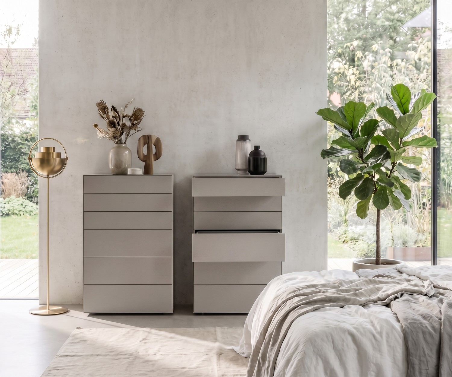 Chiffonnier design Livitalia Ecletto gris clair Chiffonnier de chambre Livitalia Ecletto en gris clair au design moderne et épuré avec tiroirs sans poignée.