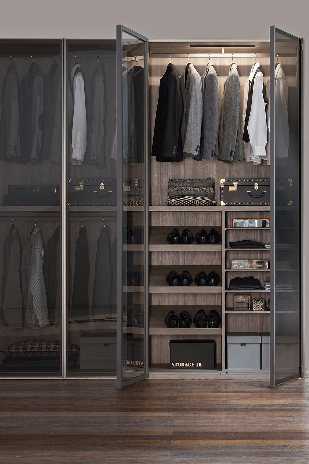 Armoire de luxe portes vitrées