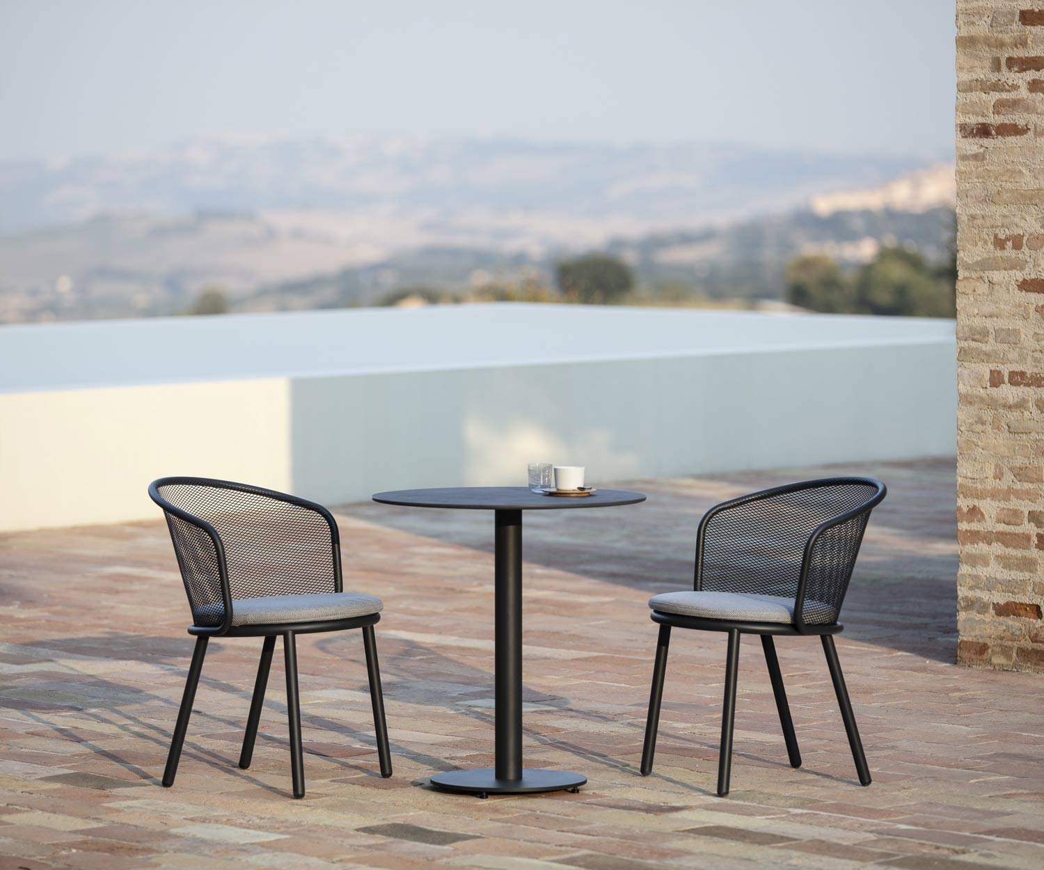 Haute qualité Todus Baza Design Chaise de jardin avec table d'appoint sur la terrasse