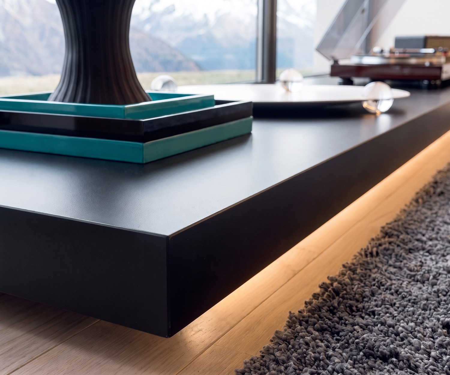 Podium TV Livitalia Easy avec Éclairage LED Podium TV noir Livitalia Easy avec rétroéclairage LED pour le salon, design moderne et élégant au fini mat.