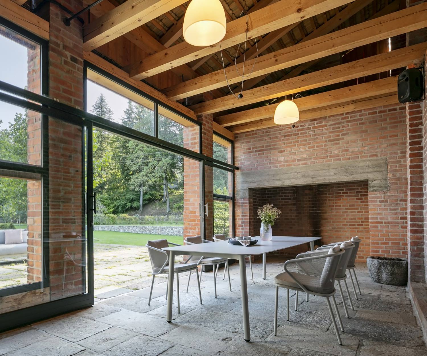 Todus Chaise de terrasse Condor Design avec table à manger Condor sur une terrasse Todus Chaise de terrasse Condor Design avec table à manger Condor sur une terrasse