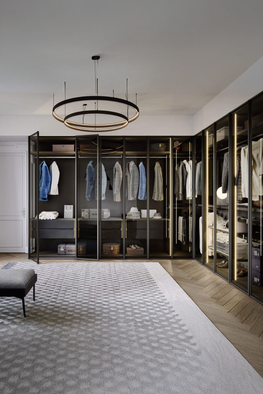 grande-armoire-d-angle-au-design-transparent-dans-un-grand-dressing