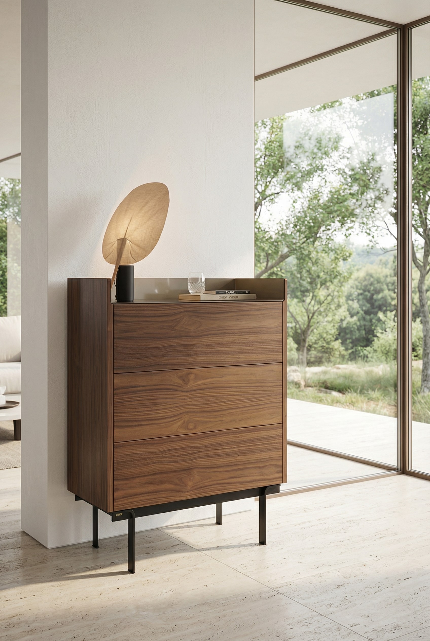 &Eacute;l&eacute;gante commode haute avec une structure en bois chaleureuse sur des pieds filigranes dans un espace de vie lumineux et moderne