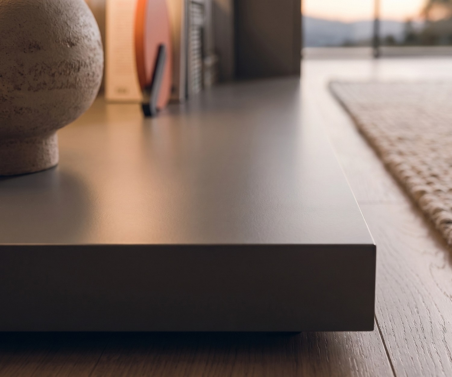 Podium TV Livitalia Easy gris foncé Podium TV Livitalia Easy pour le salon. Socle bas moderne gris foncé posé sur un sol en parquet.
