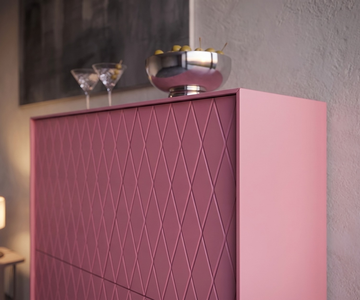 Buffet haut design rose avec motif de losanges e-klipse 009 Buffet haut de salon al2 e-klipse 009 en rose, caractérisé par sa façade à motifs de losanges et sa déco élégante.