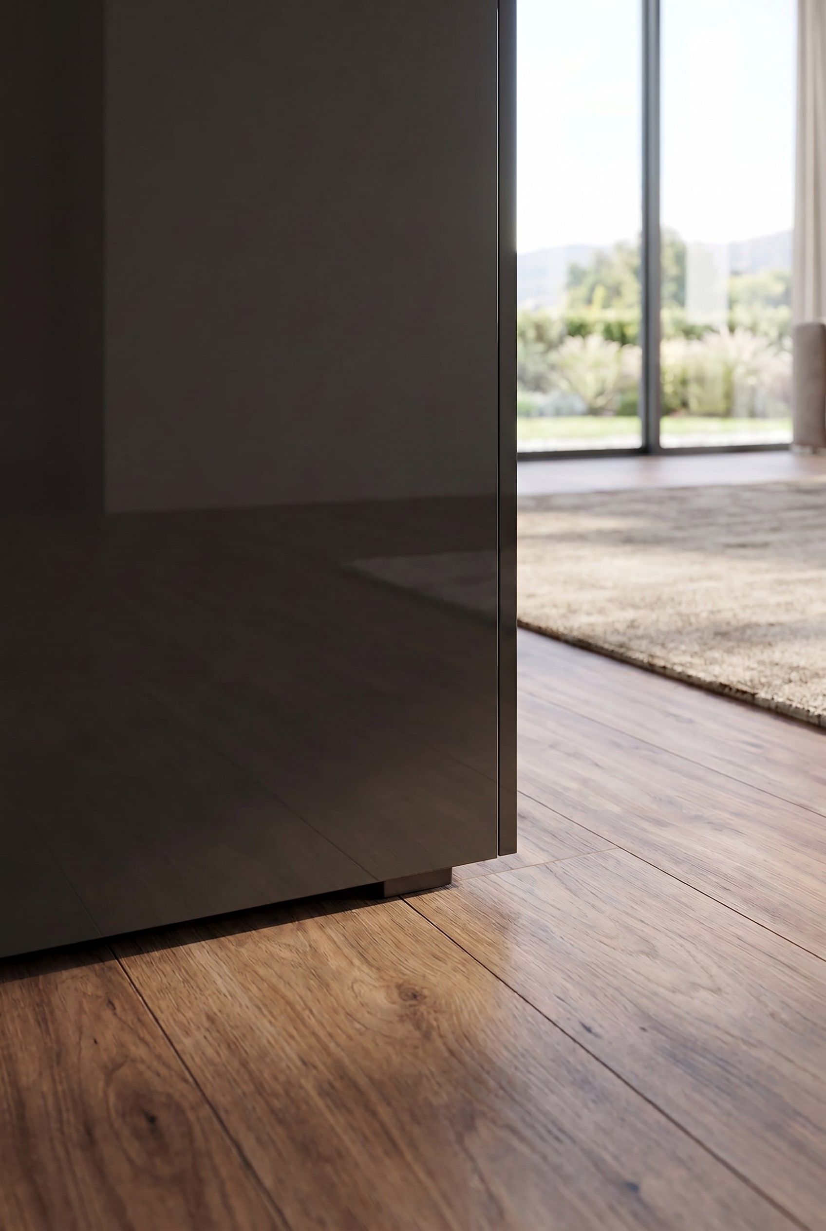 Detailaufnahme der dezenten Sockelfüße und der schwebenden Optik des Sideboards