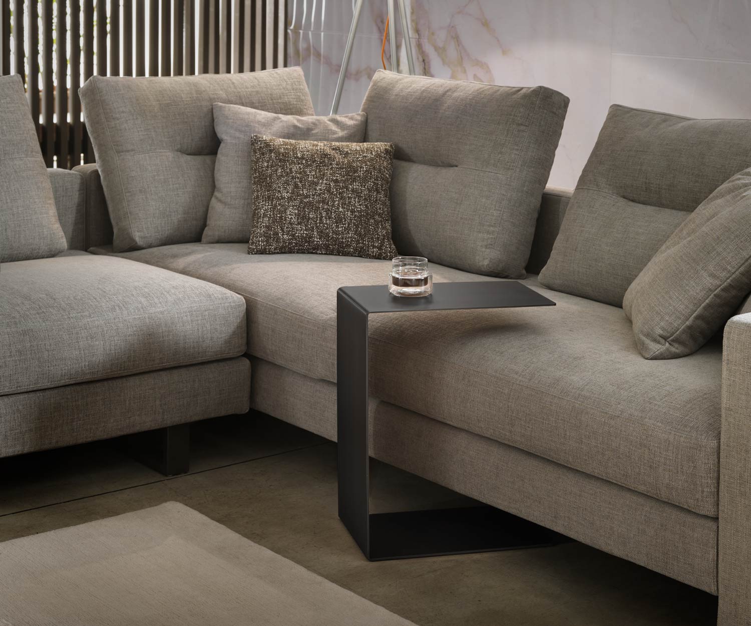 Exclusif Marelli Mini table d'appoint canapé avec noir mat laqué devant canapé Exclusif Marelli Mini table d'appoint canapé avec noir mat laqué devant canapé