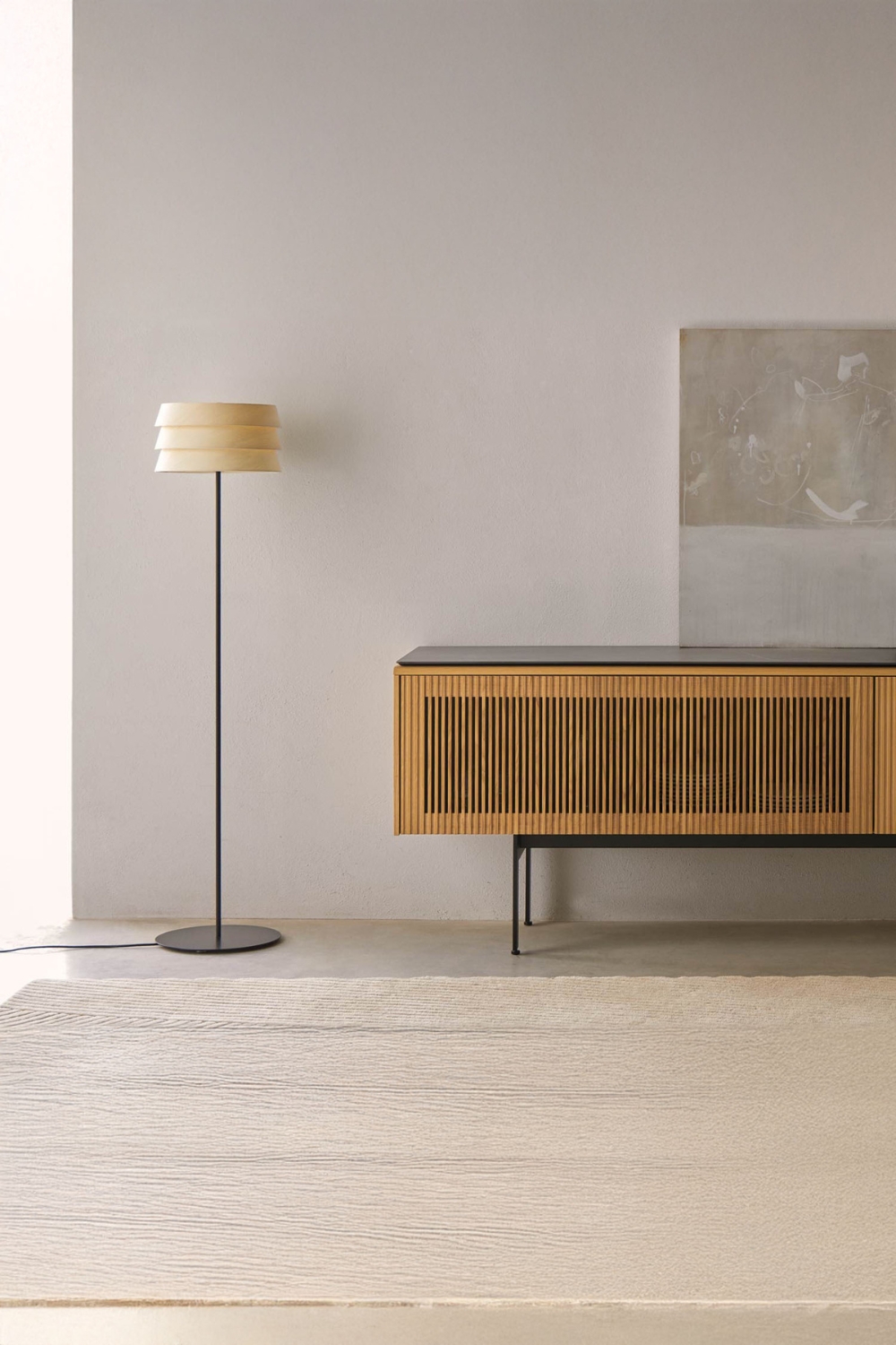 Lampadaire et buffet en bois et métal aux designs filigranes