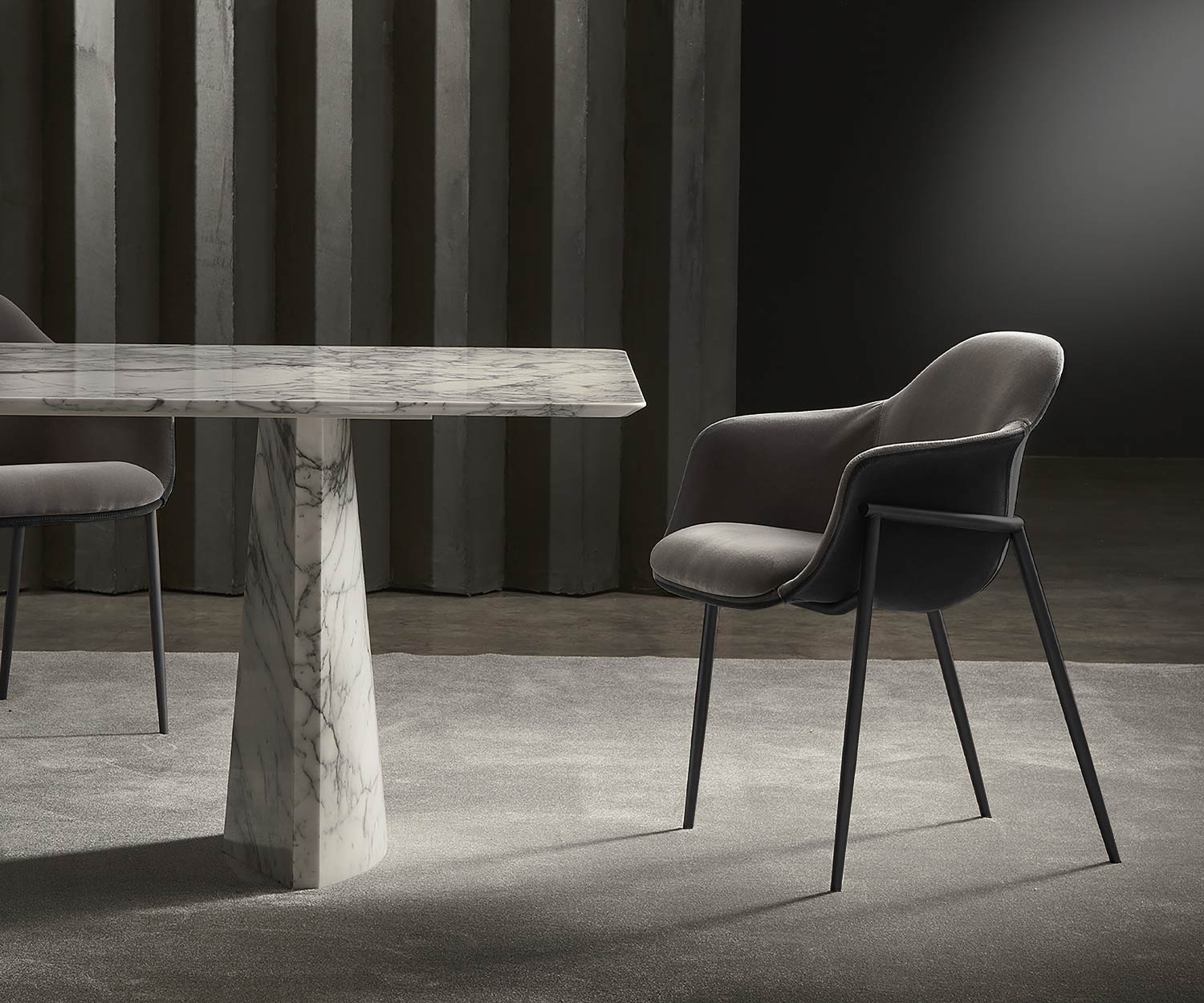 Exclusif Marelli Chia Design chaise à accoudoirs structure noire Exclusif Marelli Chia Design chaise à accoudoirs structure noire