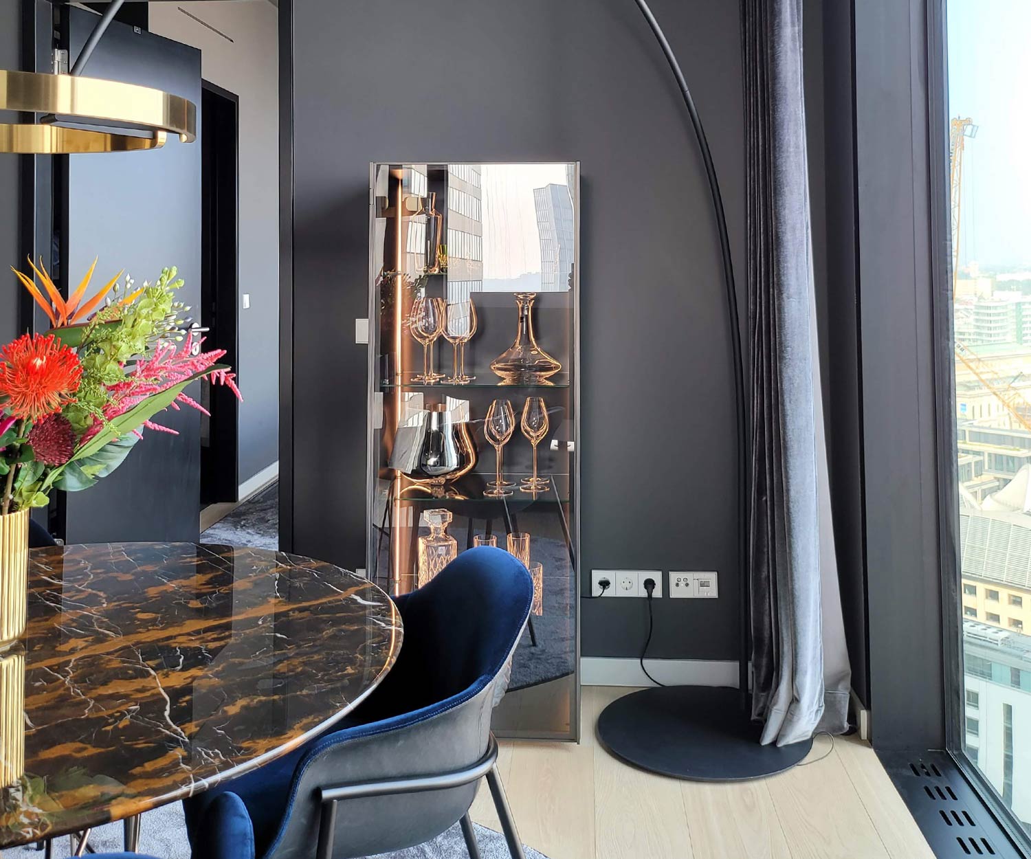 Vitrine moderne en verre avec lumière Vitrine moderne en verre avec lumière