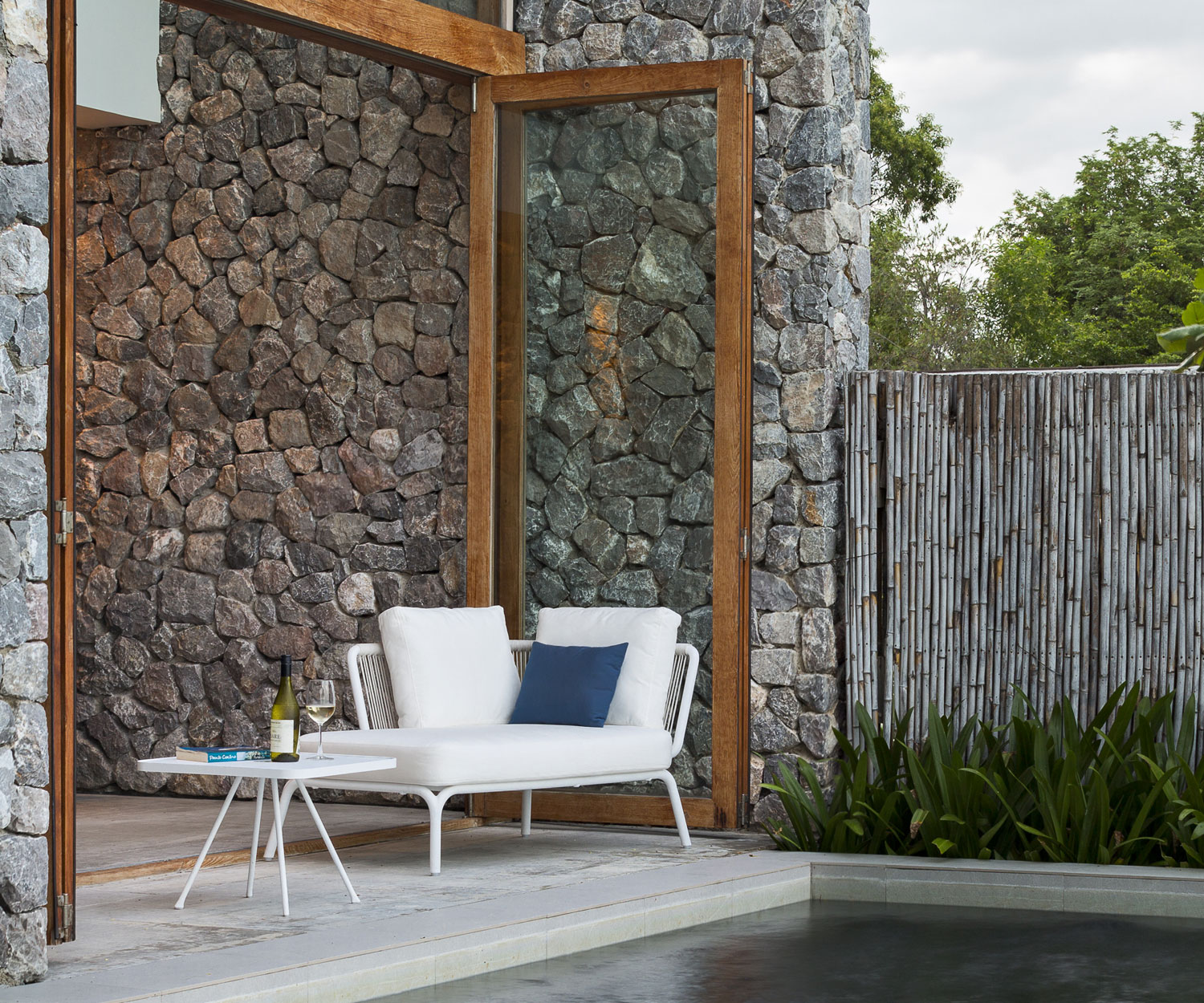 Oasiq Attol Aluminium Table d'appoint blanc 55x55x42cm Oasiq Attol Aluminium Table d'appoint blanc 55x55x42cm