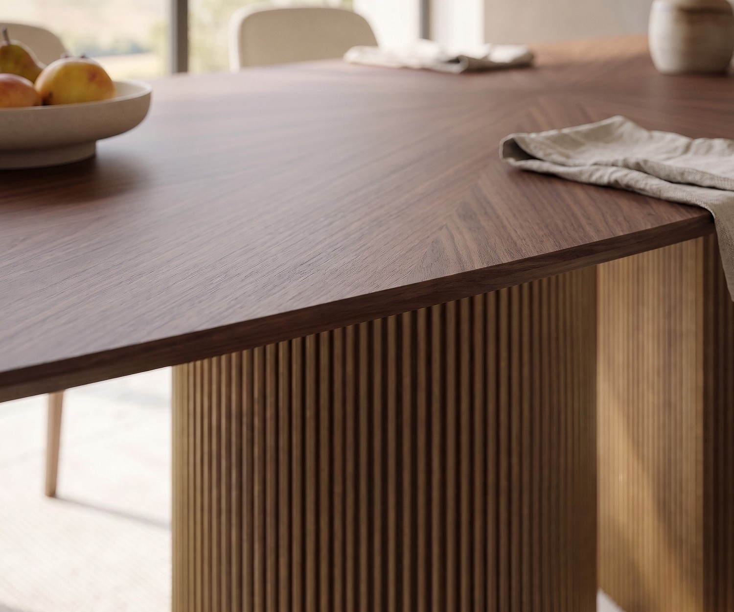 Table à manger ovale al2 dakry b 001 en bois avec double piétement en métal doré dans une salle à manger épurée.