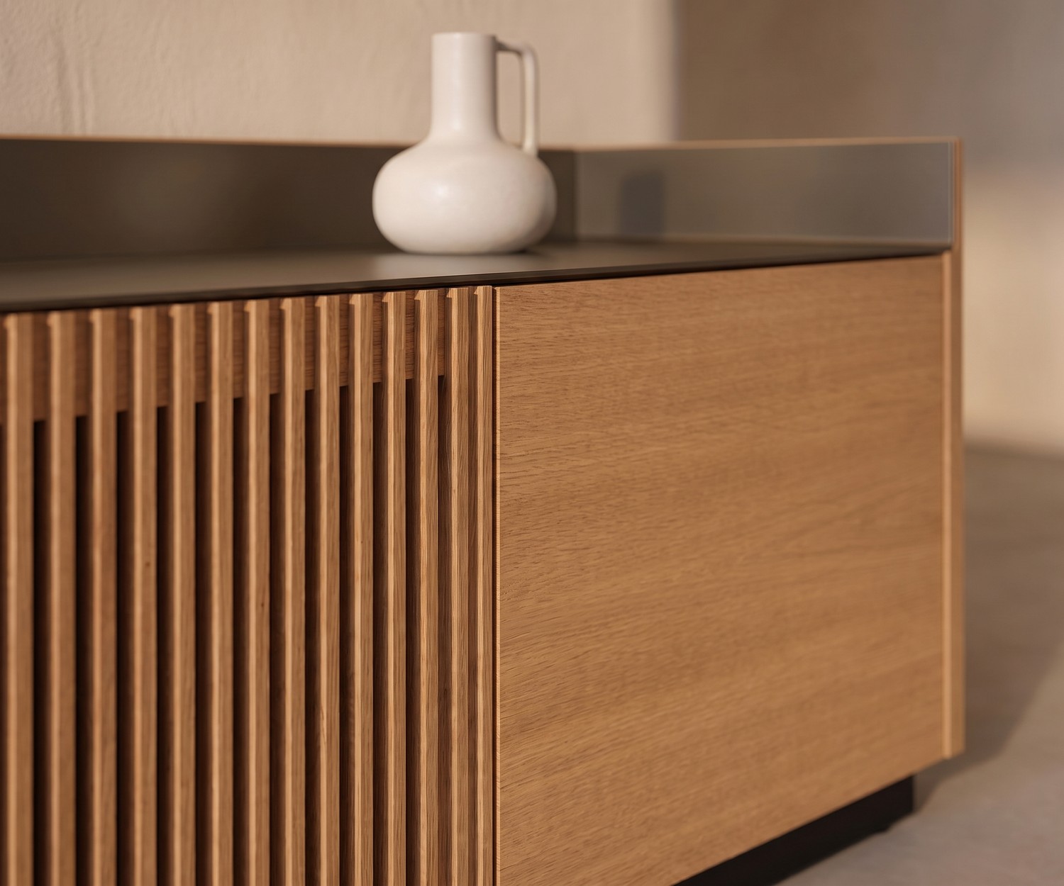 Meuble TV Lowboard Punt Stockholm en chêne avec façade à claire-voie et plateau alu dans un salon moderne.