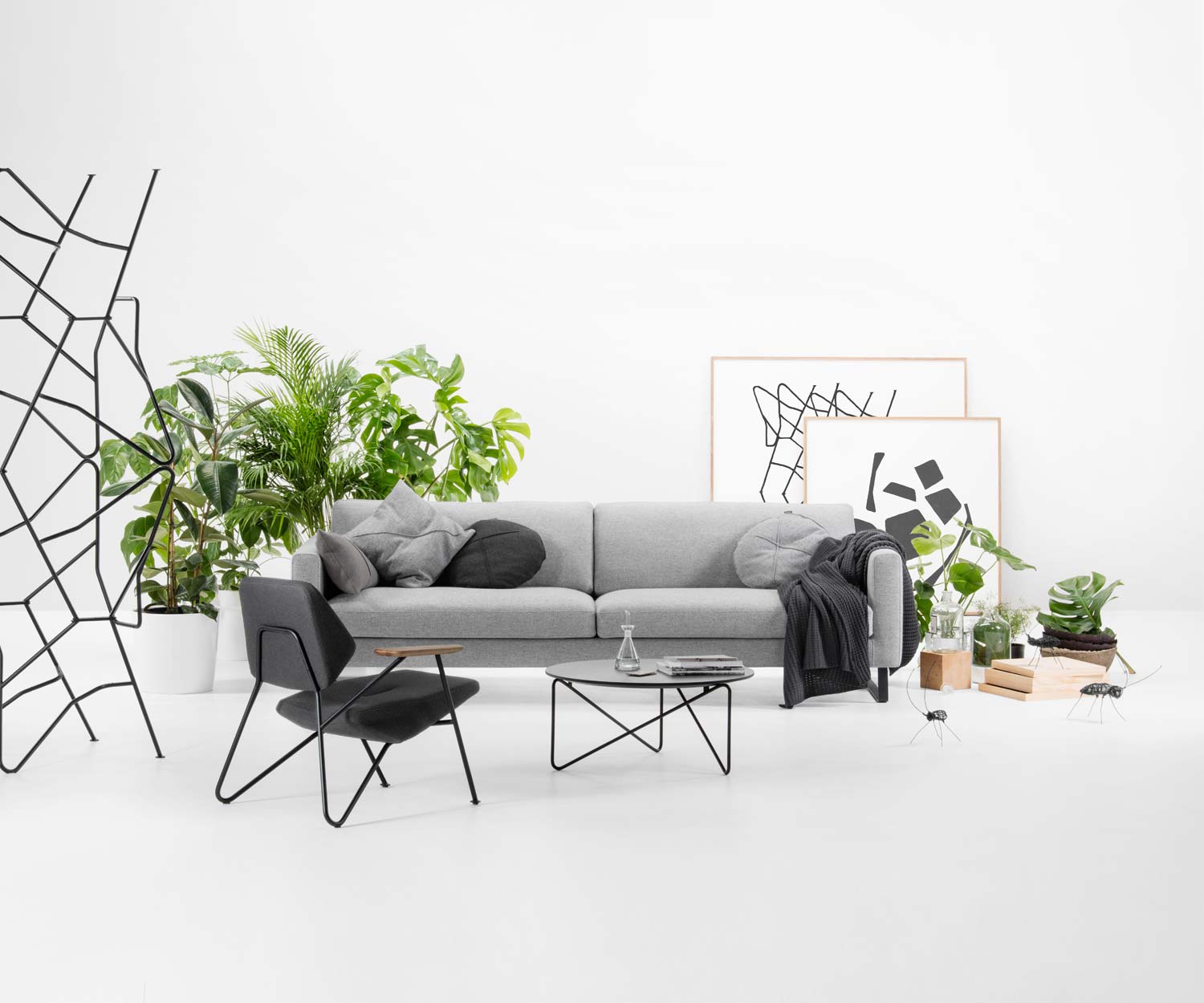 Prostoria Fauteuil Polygon devant un canapé avec table basse Prostoria Fauteuil Polygon devant un canapé avec table basse