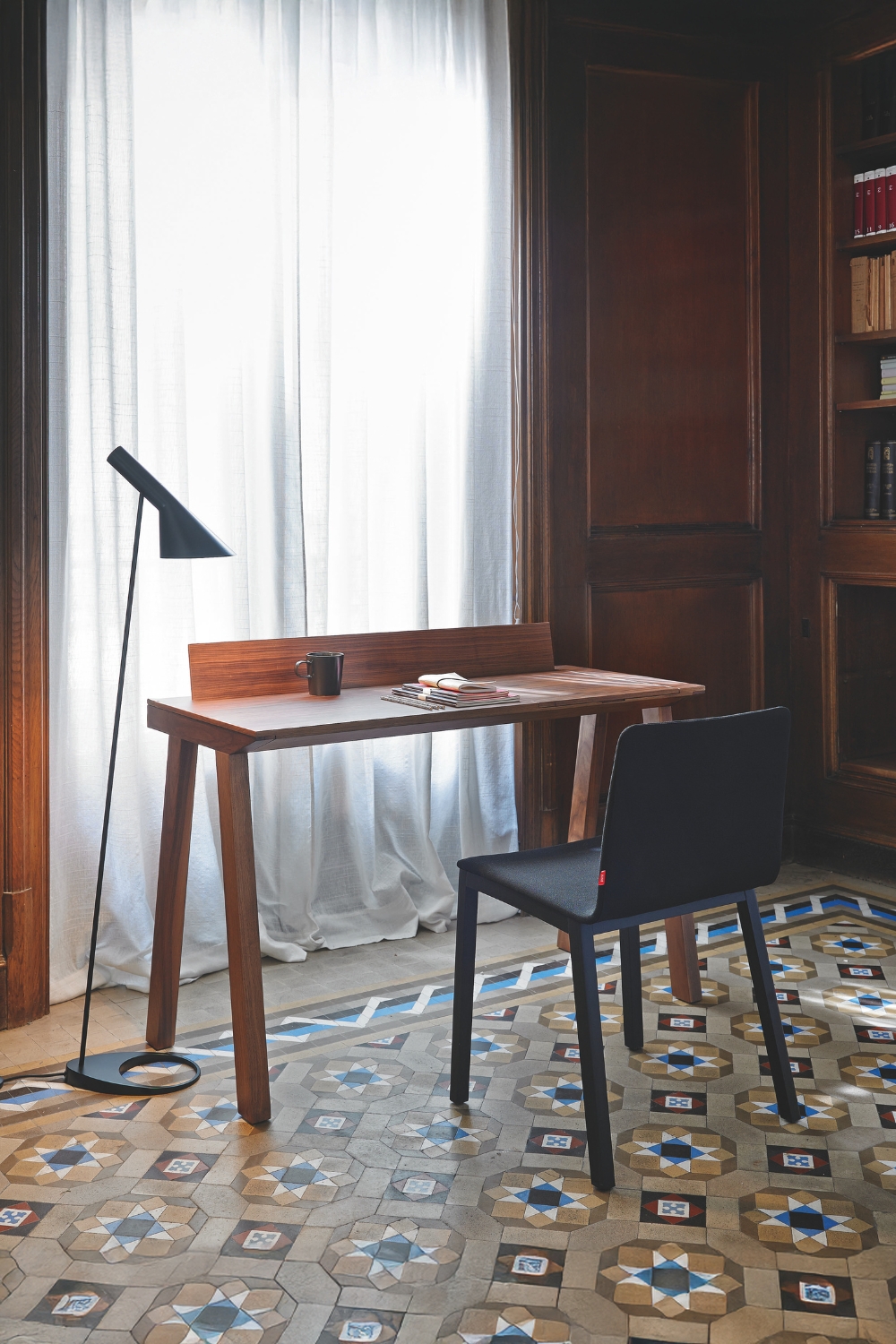 espace-de-travail-avec-secr&eacute;taire-en-bois-noble-chaise-sobre-et-lampadaire-moderne