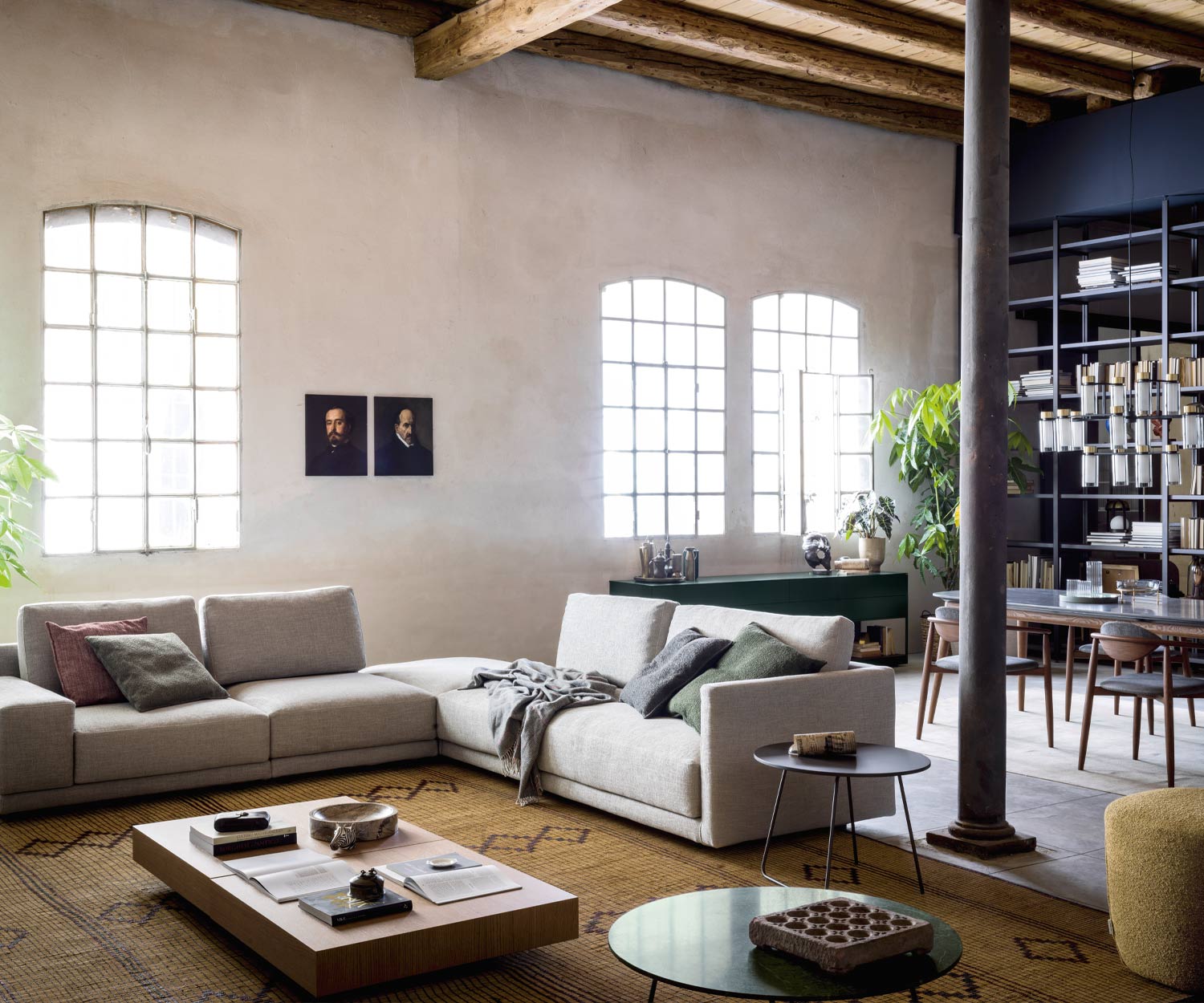 Table basse de salon Orbis de Novamobili à côté du canapé Table basse de salon Orbis de Novamobili à côté du canapé