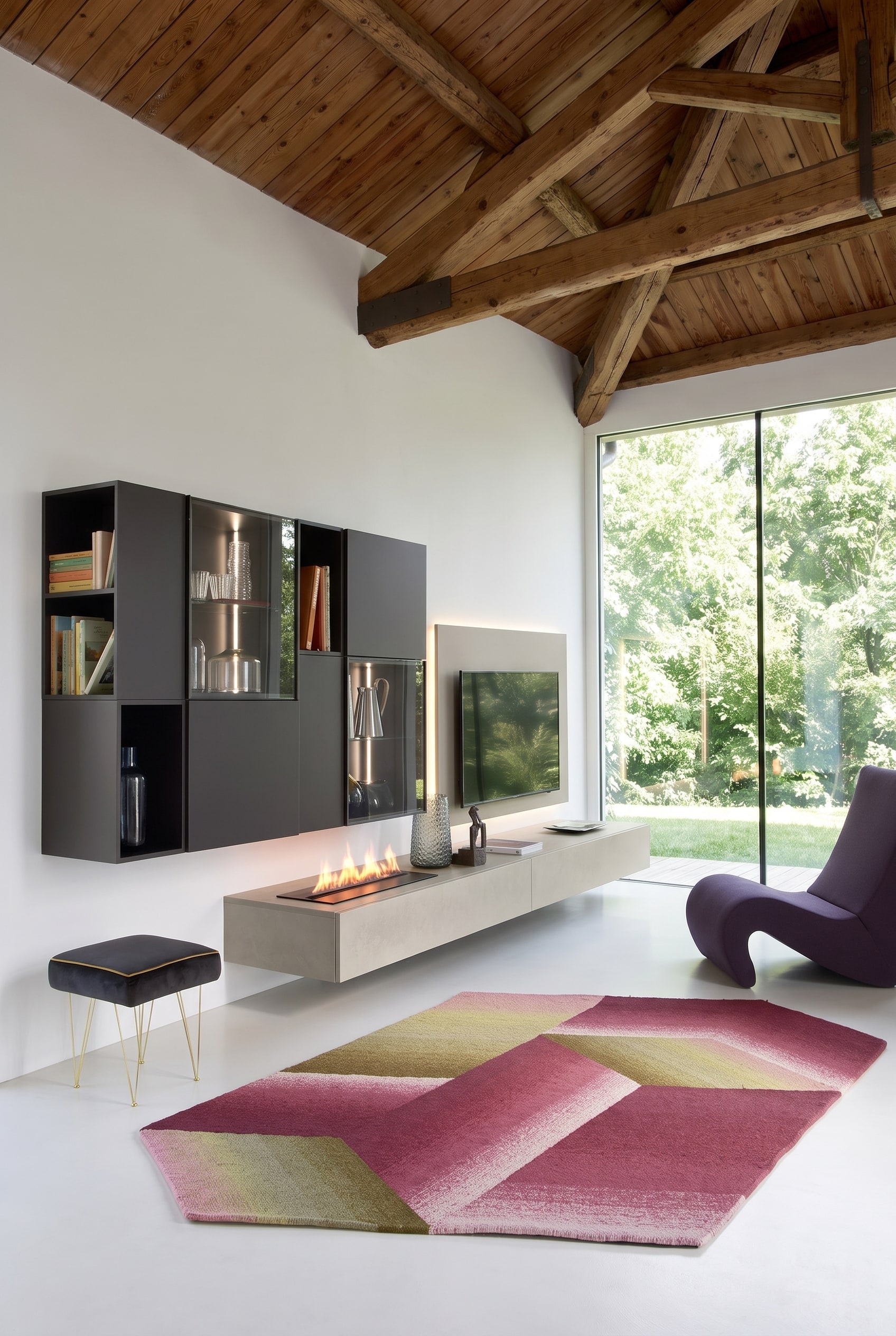 Minimalistische weiße Wohnwand mit integriertem Elektrokamin und flächenbündig verbautem Fernseher im hellen Wohnzimmer.